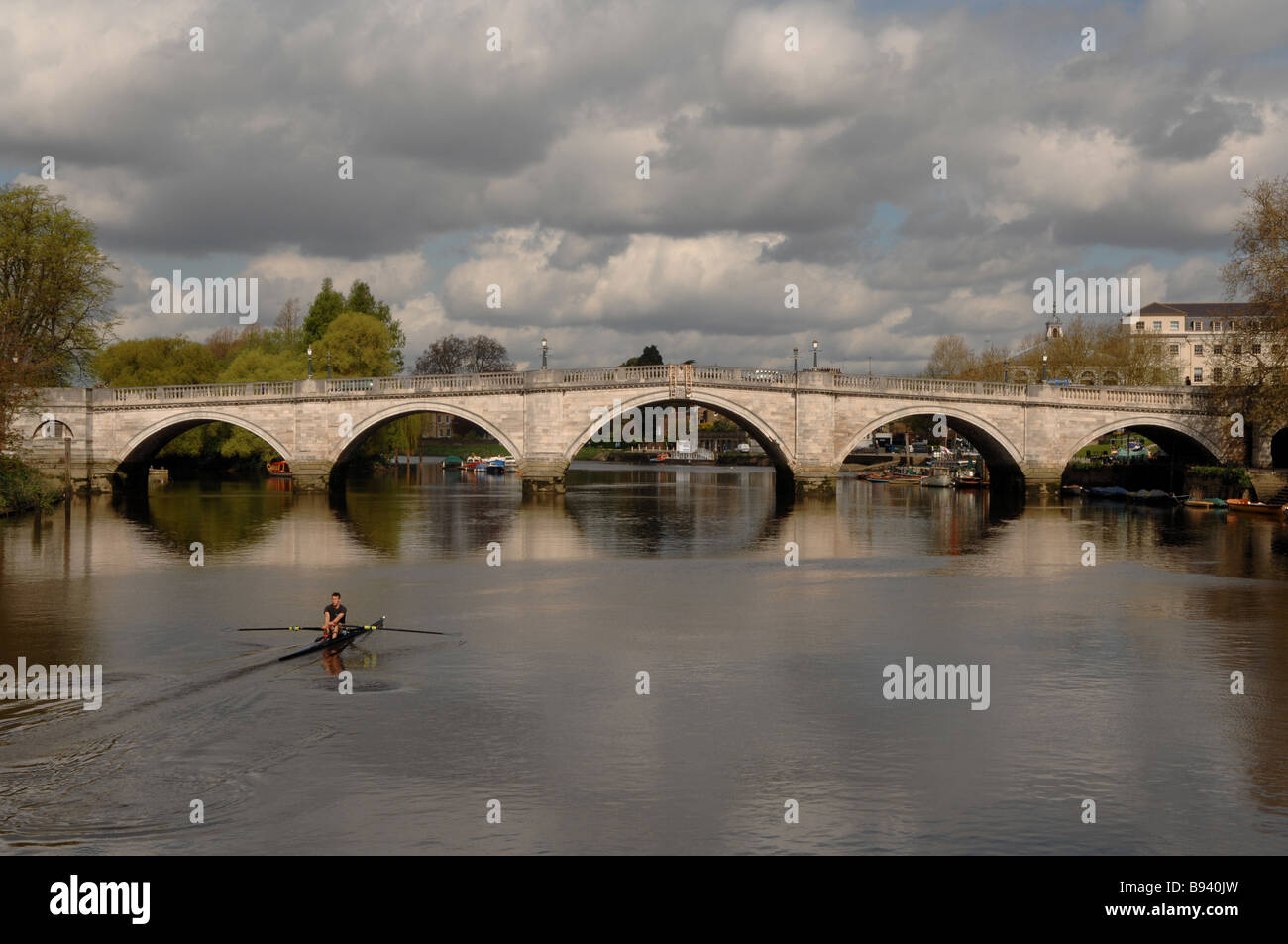 Un vogatore solitario si avvicina a Richmond Bridge sul fiume Tamigi Richmond Surrey in Inghilterra Foto Stock