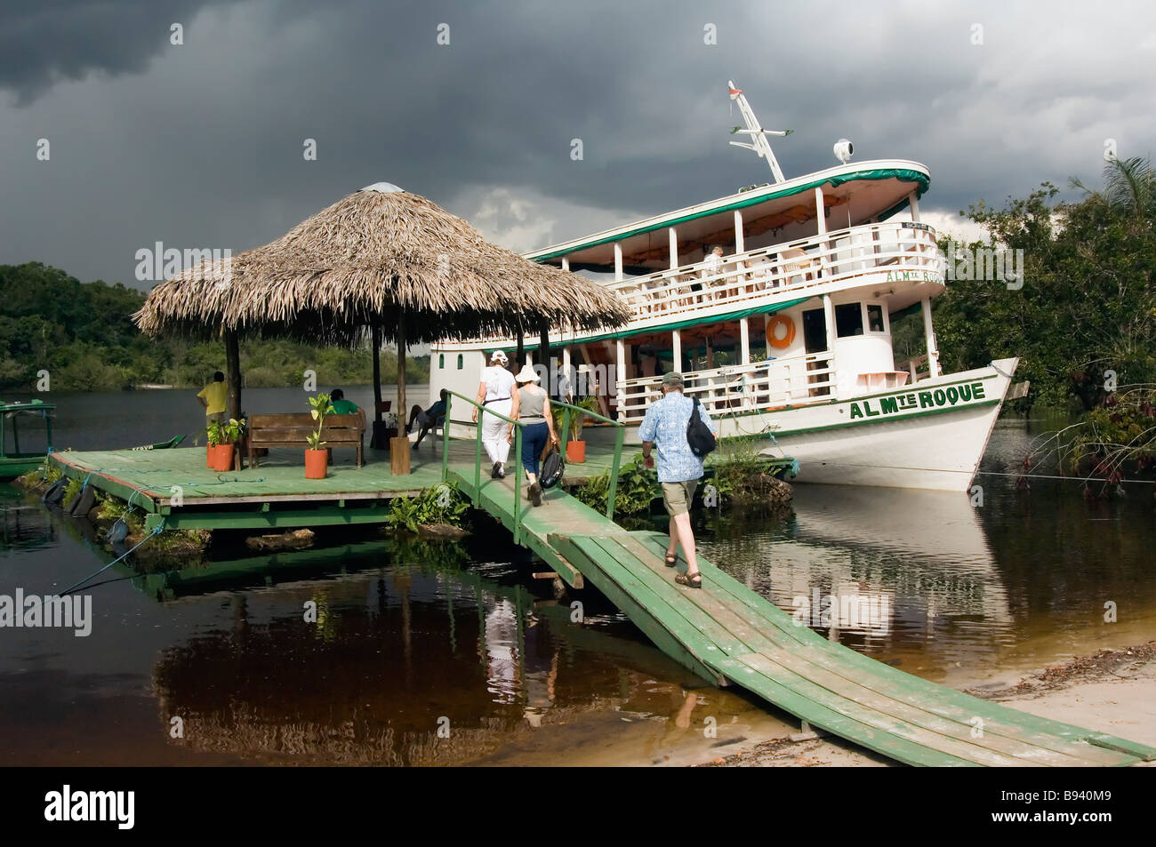 Barca ancorata nei pressi del Amazon Eco Lodge Foto Stock
