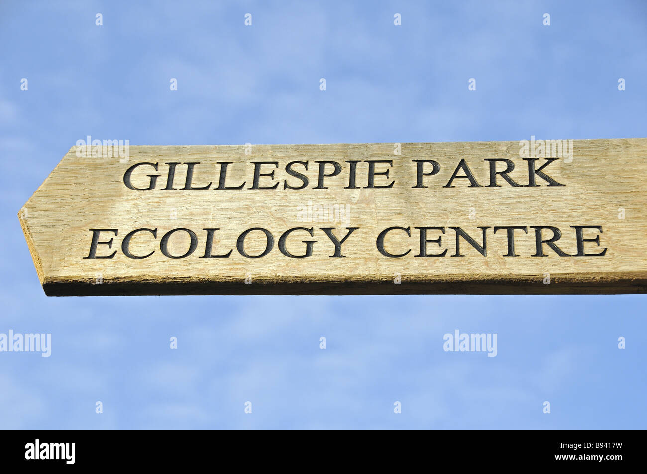 Fingerpost dirigere a Gillespie Park e il quartiere di Islington Ecology Centre di Highbury Londra Inghilterra REGNO UNITO Foto Stock