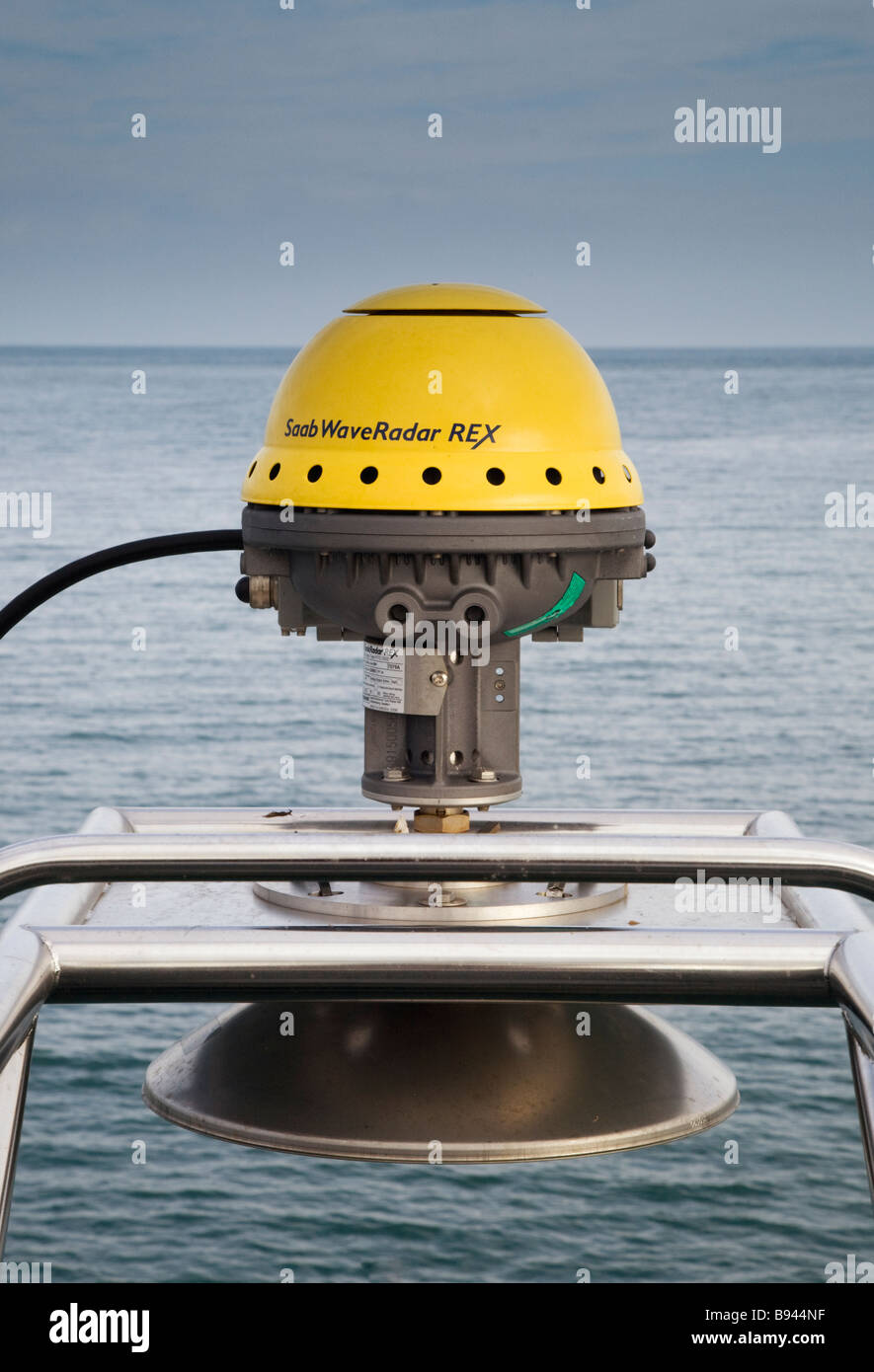 Saab radar ad onda di acqua di mare e il sensore di livello del molo a Swanage Dorset, Inghilterra. Foto Stock