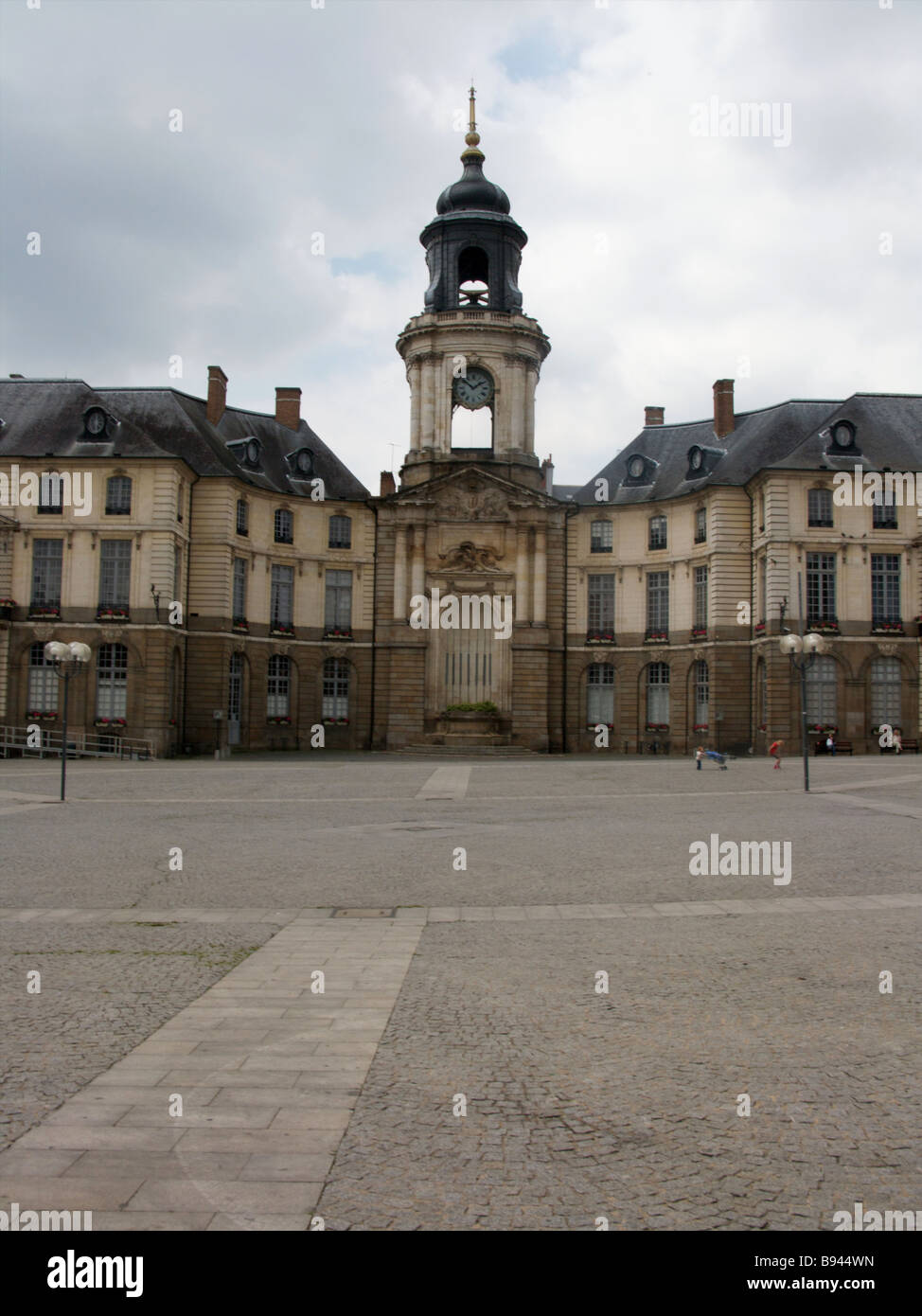 La piazza principale di un Saint Emilion in Francia Foto Stock
