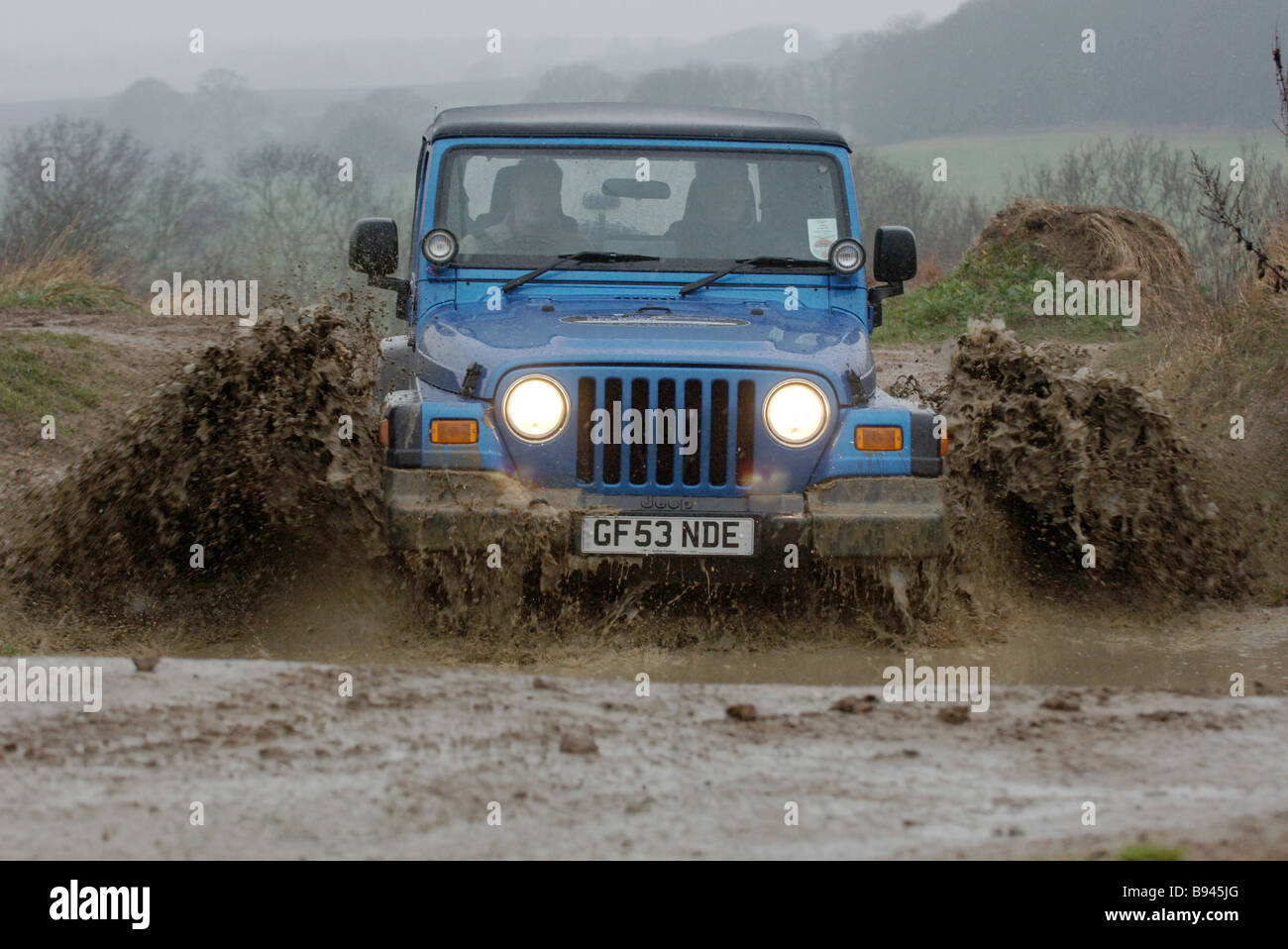 Jeep Wrangler schizzi attraverso acque profonde off road Foto Stock