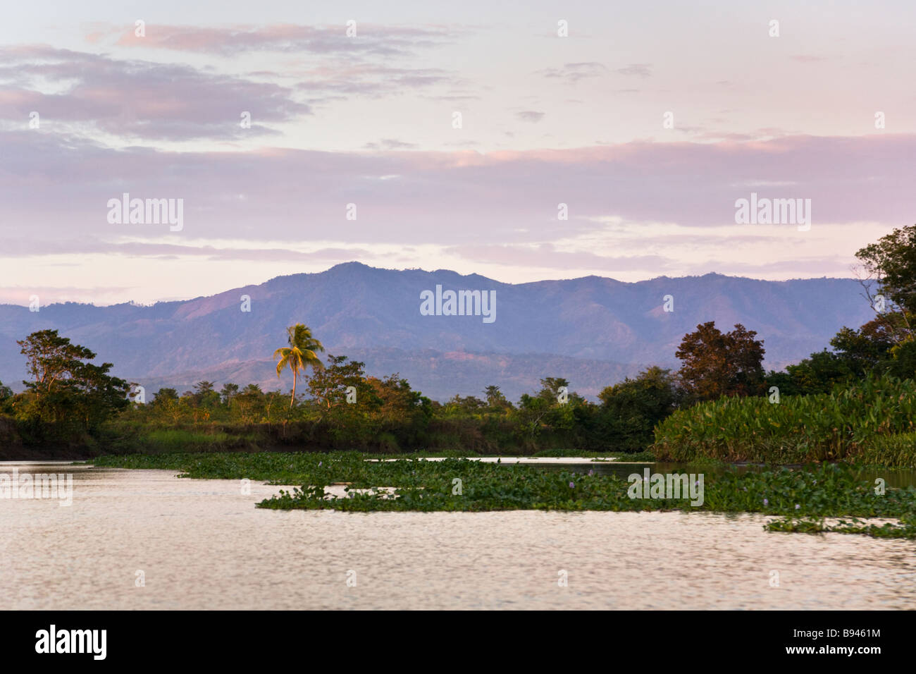Tramonto lungo il fiume Sierpe, gateway al Parco Nazionale di Corcovado, Costa Rica. Foto Stock