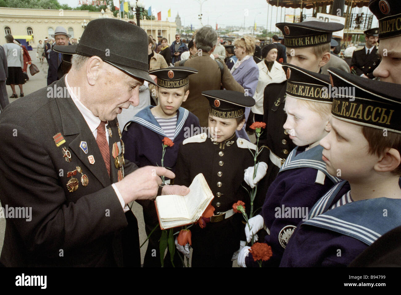 Seconda guerra mondiale veterano parlare ai giovani velisti della V Giornata in Gorky Park Foto Stock