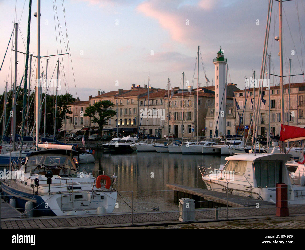 Il villaggio pittoresco villaggio sul mare di La Rochelle Francia con il faro al tramonto Foto Stock