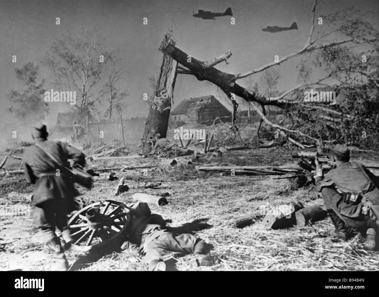I soldati in assalto durante la seconda guerra mondiale volte Foto Stock