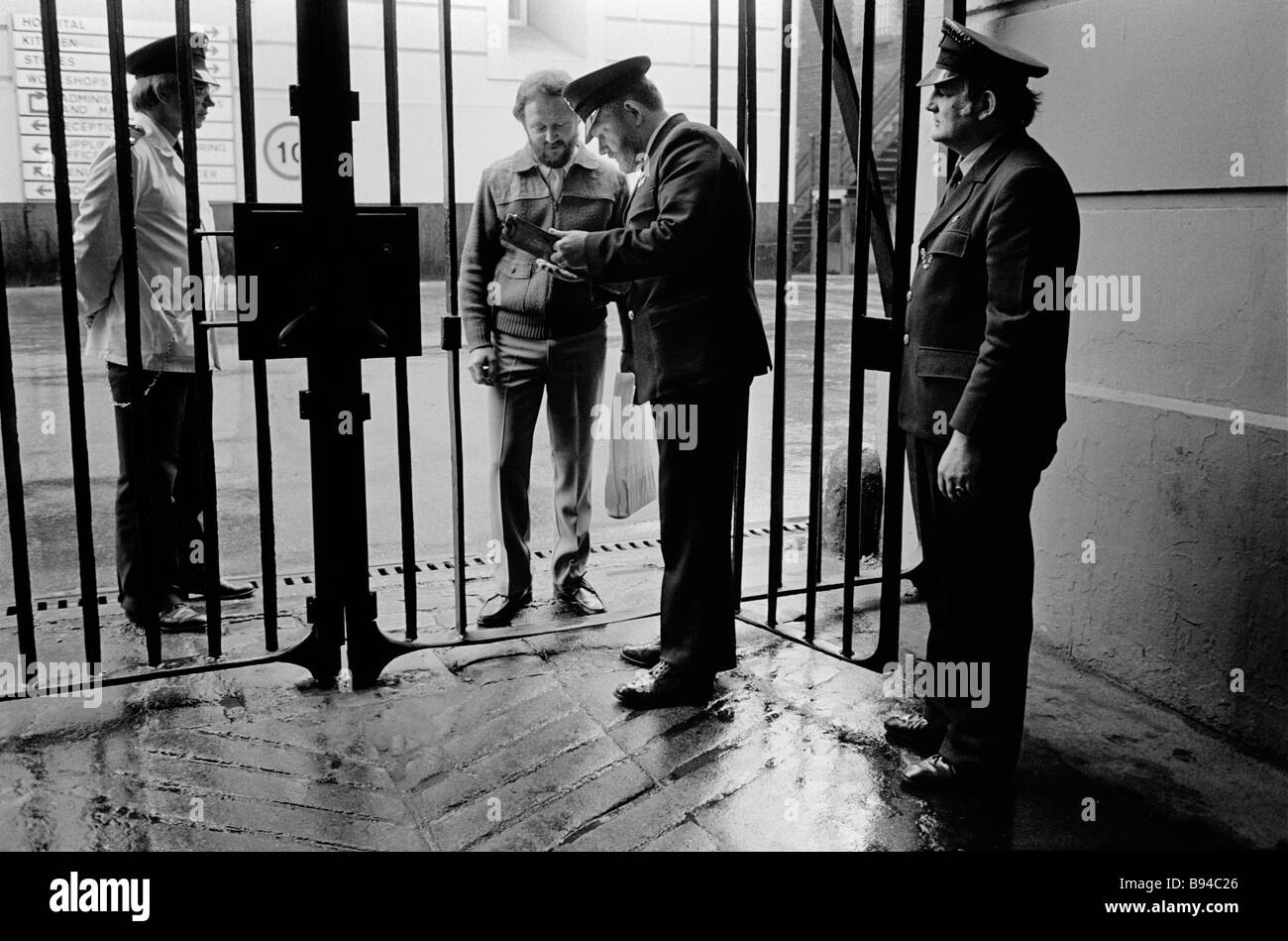 Prigioniero si prepara a lasciare alla fine della sua frase ha il suo lavoro cartaceo controllato alle porte Pentonville prigione Londra Inghilterra Foto Stock