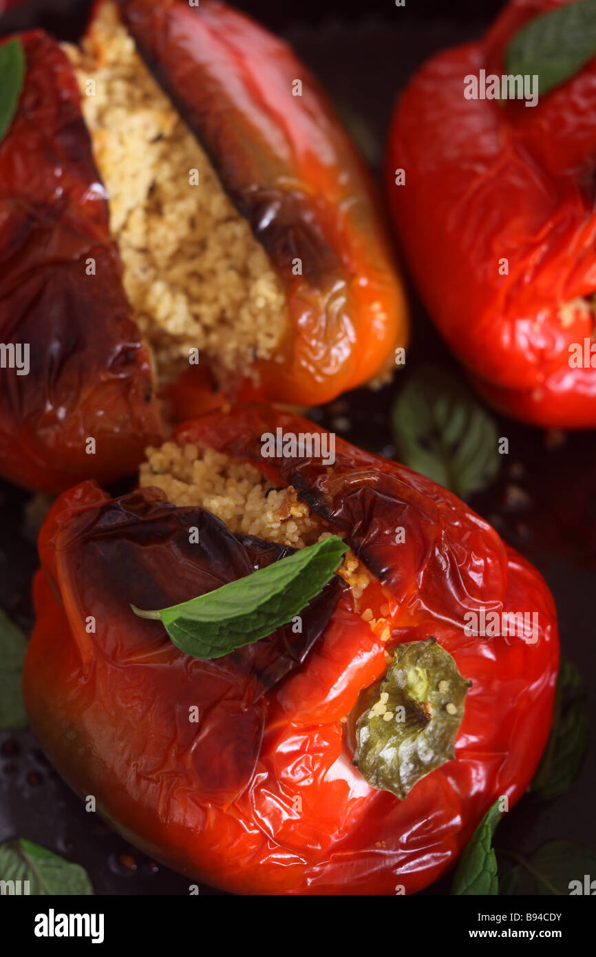 Un tradizionale del Nord Africa Medio Oriente pasto vegetariano di peperoni cotti al forno ripiene di cous cous Foto Stock