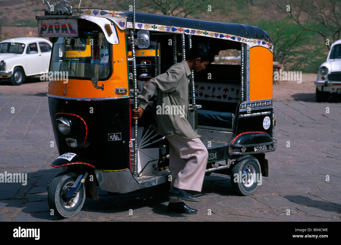 Auto-rickshaw (tuk-tuk) & driver a Merangah Fort Jodhpur India Foto Stock