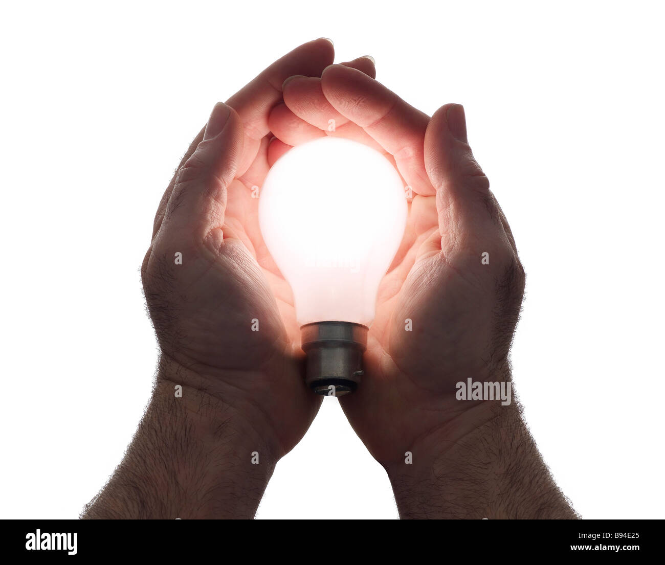 Mani tenendo accesa la lampadina Foto Stock