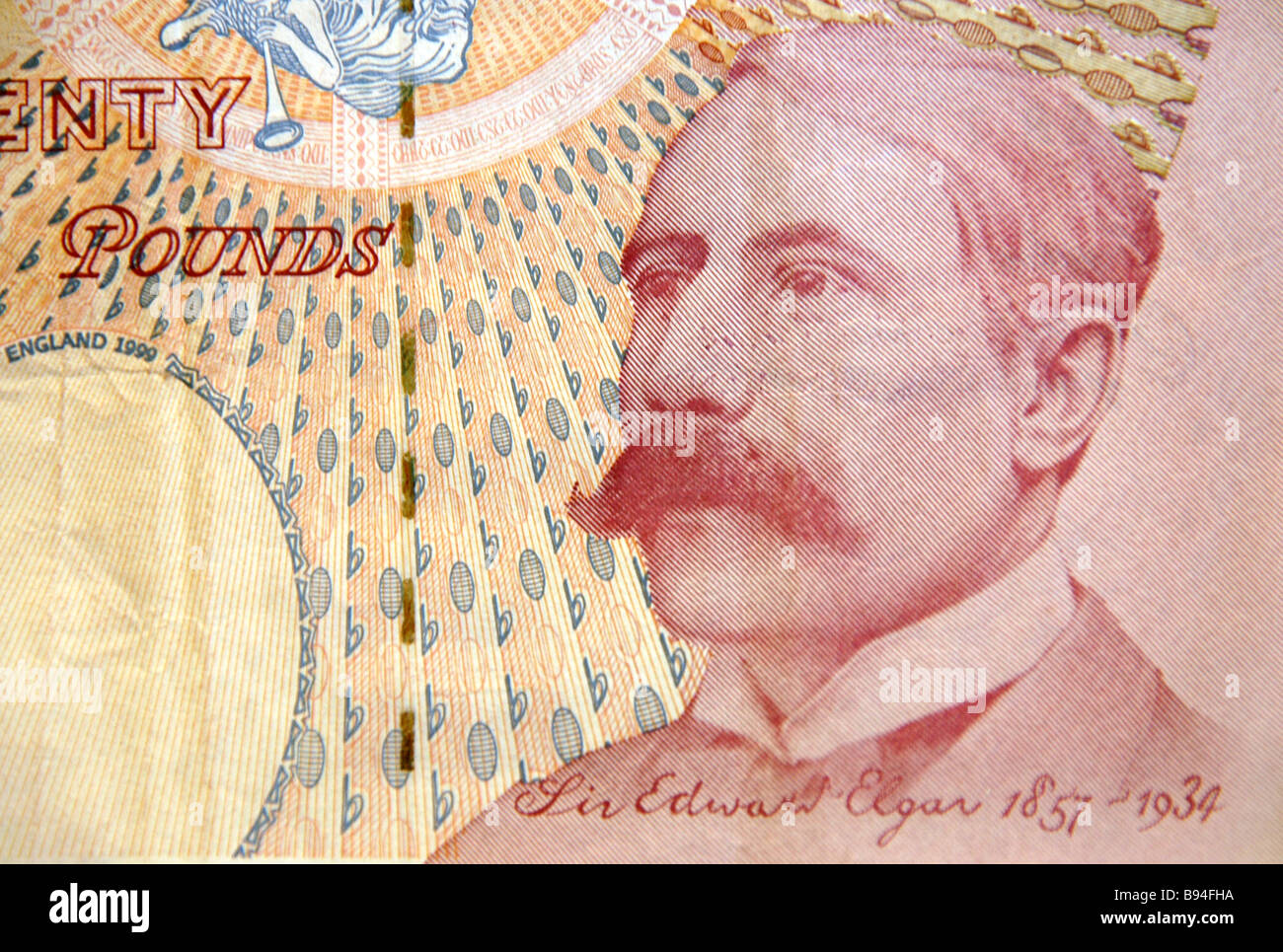 Una chiusura di un ritratto di Edward Elgar su una ventina di British pound nota. Foto Stock