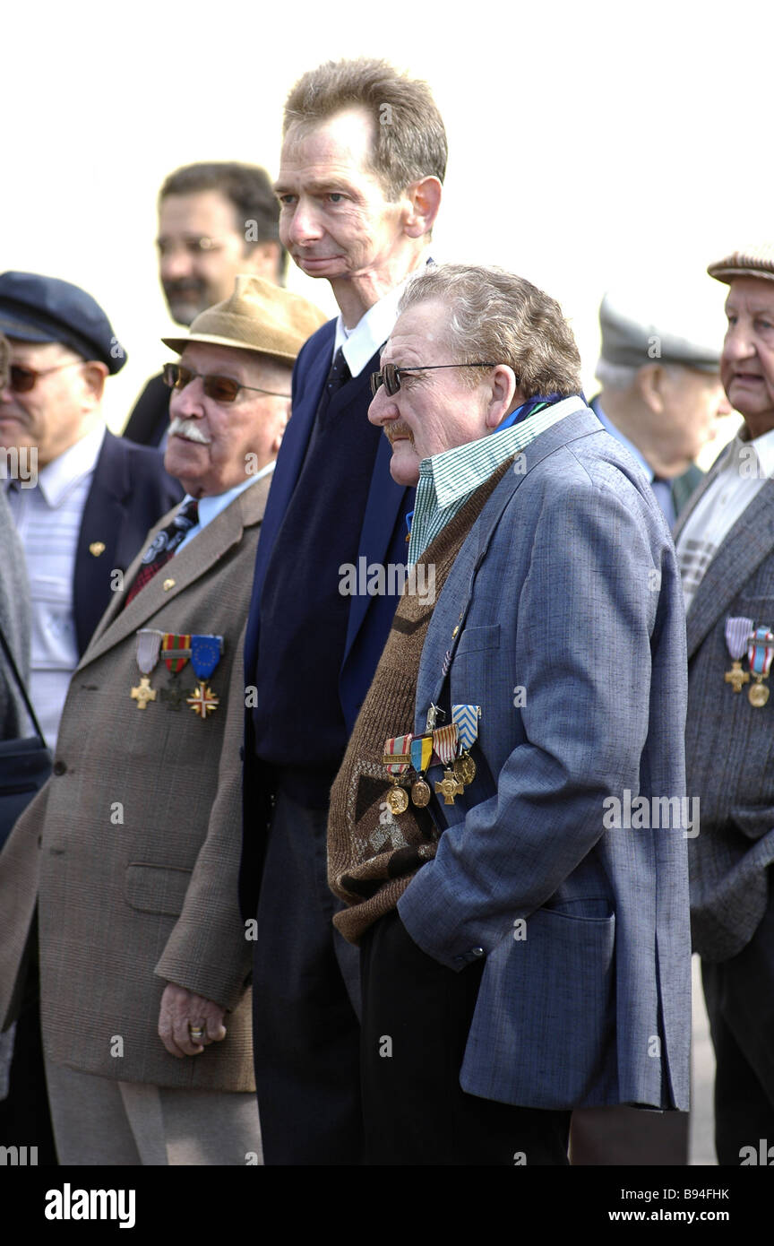 Un gruppo di vecchi WWII veterani francese resistenti durante una giornata commemorativa in Francia Foto Stock