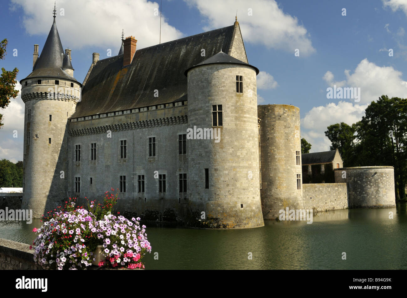 Sully Sur Loire castello secondo castello della Loira e un UNESOCO sito Patrimonio Mondiale Francia Foto Stock