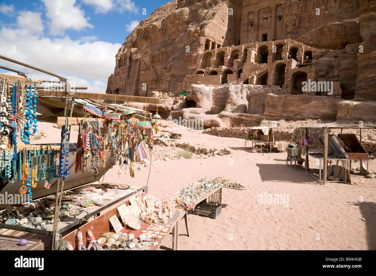 Souvenir turistici in stallo di fronte alla tomba di URN, Petra, Giordania Foto Stock