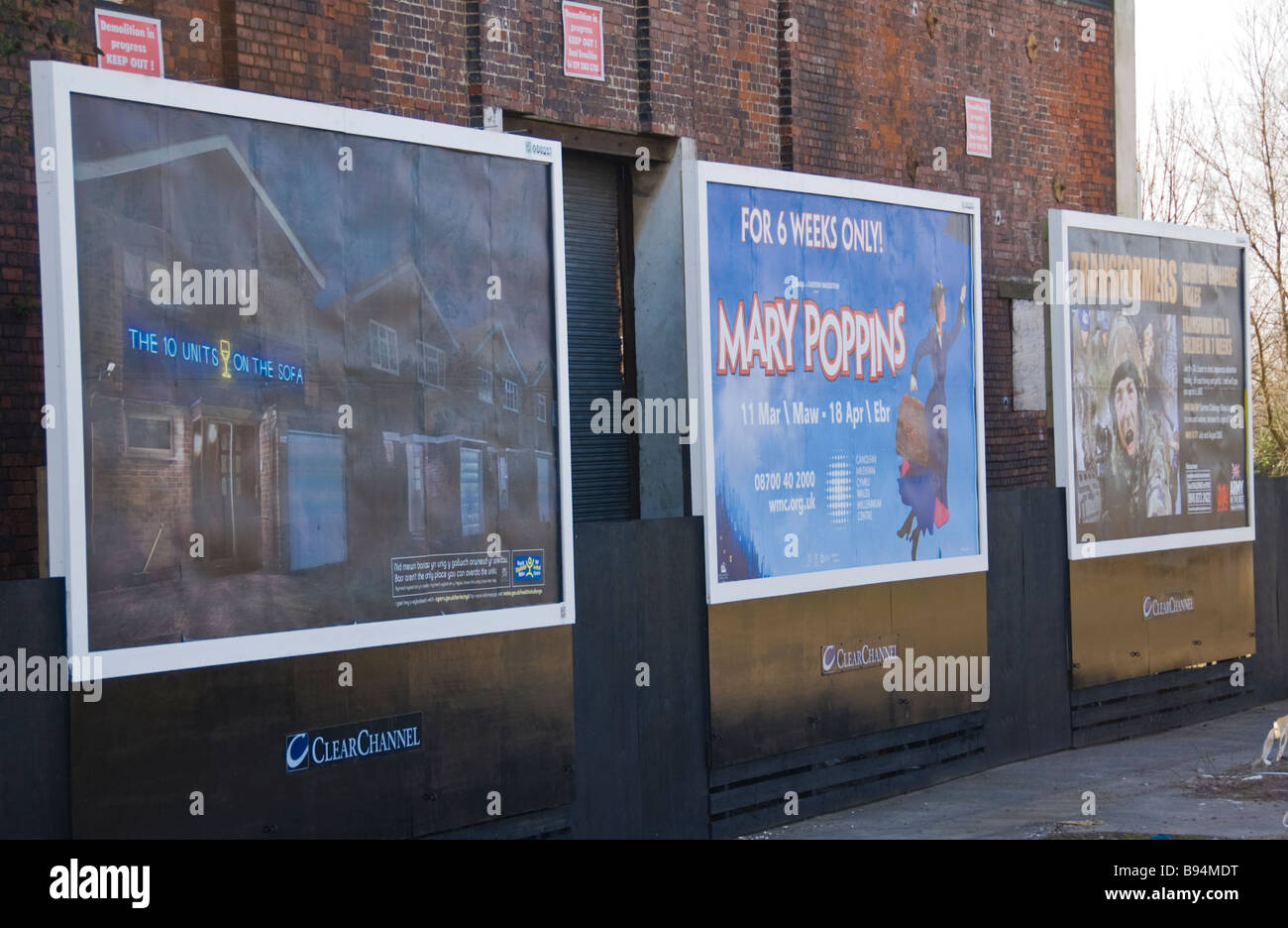 I cartelloni pubblicitari su edificio abbandonato in Newport South Wales UK Foto Stock