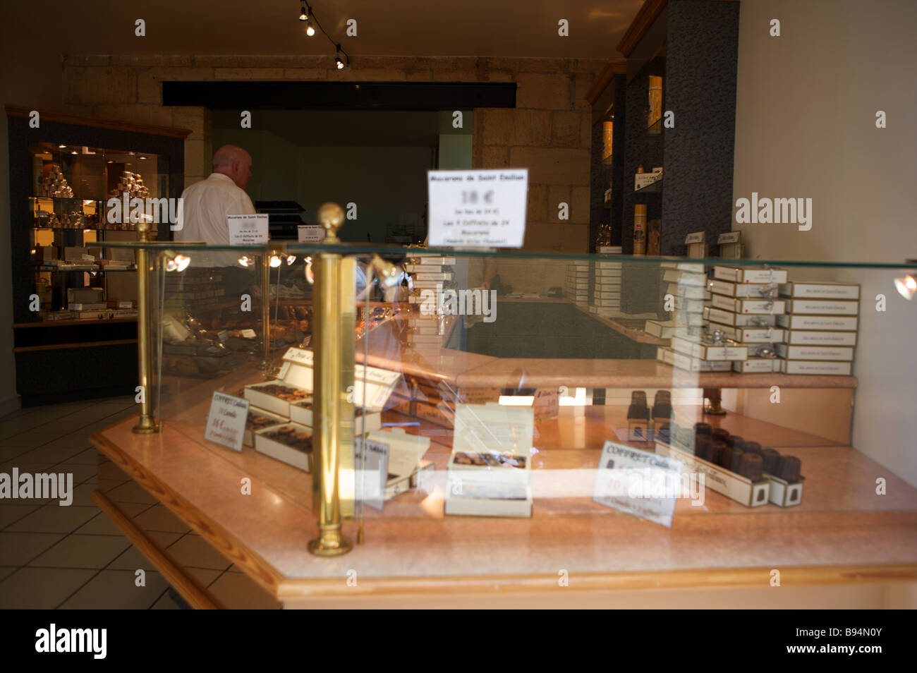Un negozio di cioccolato nelle strade di St Emilion Bordeaux Francia Foto Stock