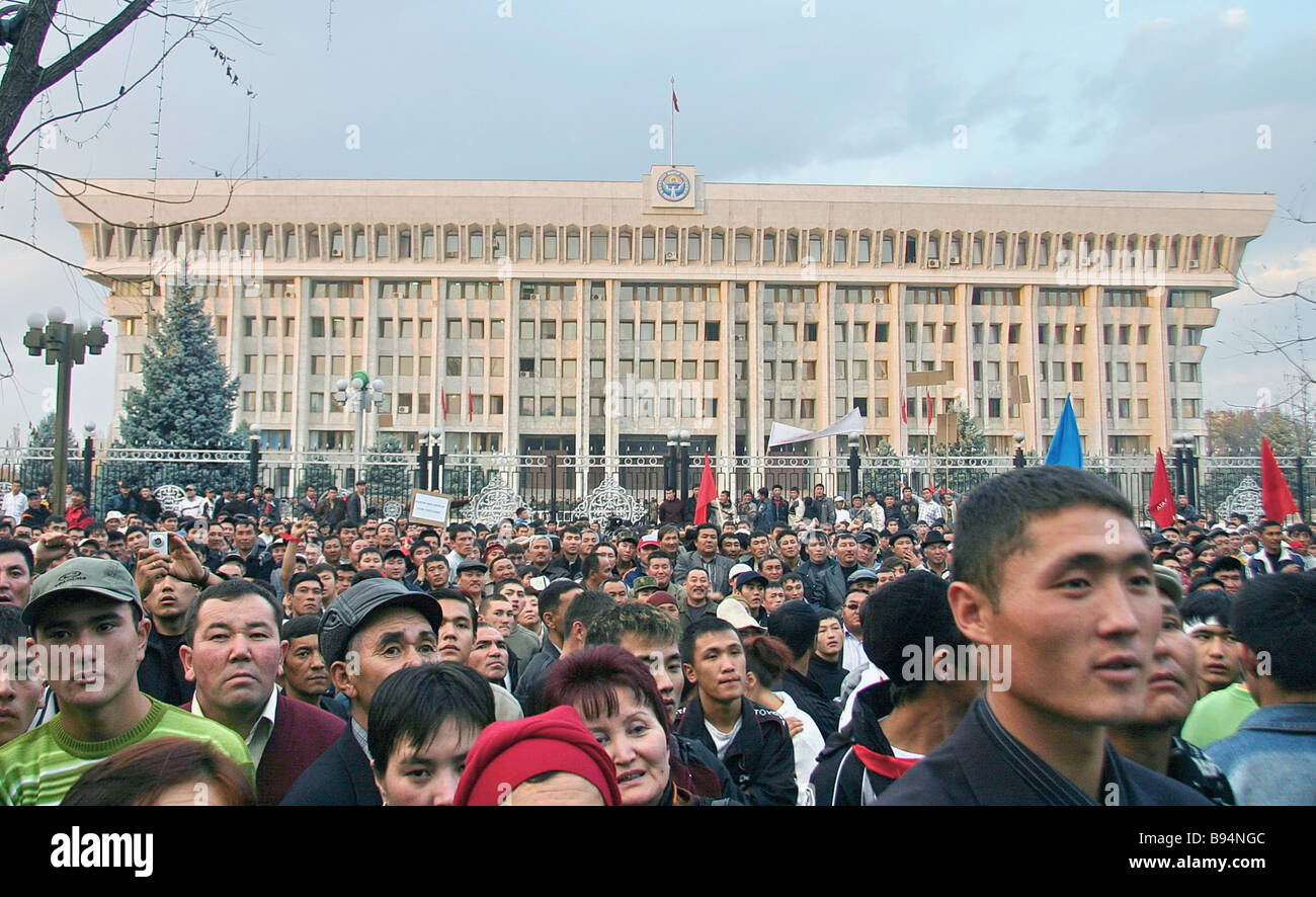 Un'opposizione l'azione di protesta continua in Ala troppo la piazza centrale di Bishkek capitale del Kirghizistan Foto Stock