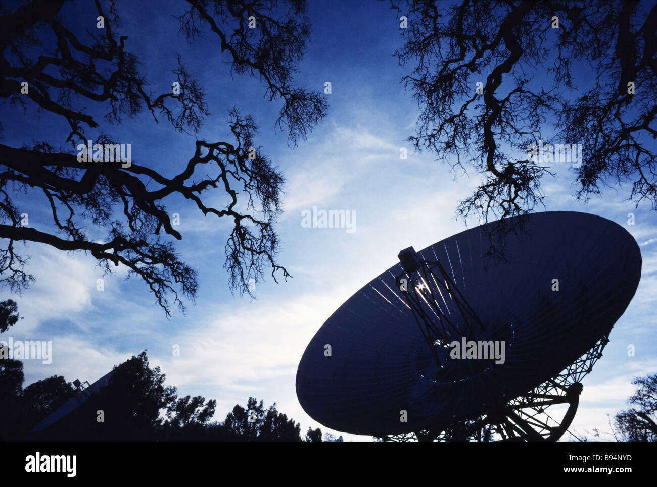 Telecomunicazioni , stazione di trasmissione satellitare e antenna parabolica Foto Stock