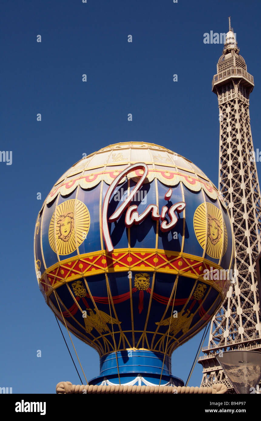 Casinò di Parigi con il simbolo e la Torre Eiffel la striscia di Las Vegas Nevada USA Foto Stock