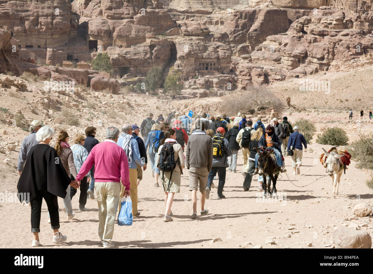 Un gruppo grande folla di turisti occidentali a piedi in Petra, Giordania, Medio Oriente Foto Stock