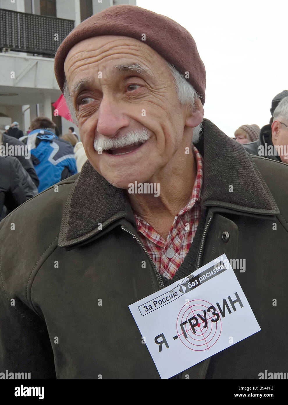 Un partecipante del marzo contro odio rally organizzato da Yabloko fazione politica in memoria di Anna Politkovskaya e Foto Stock