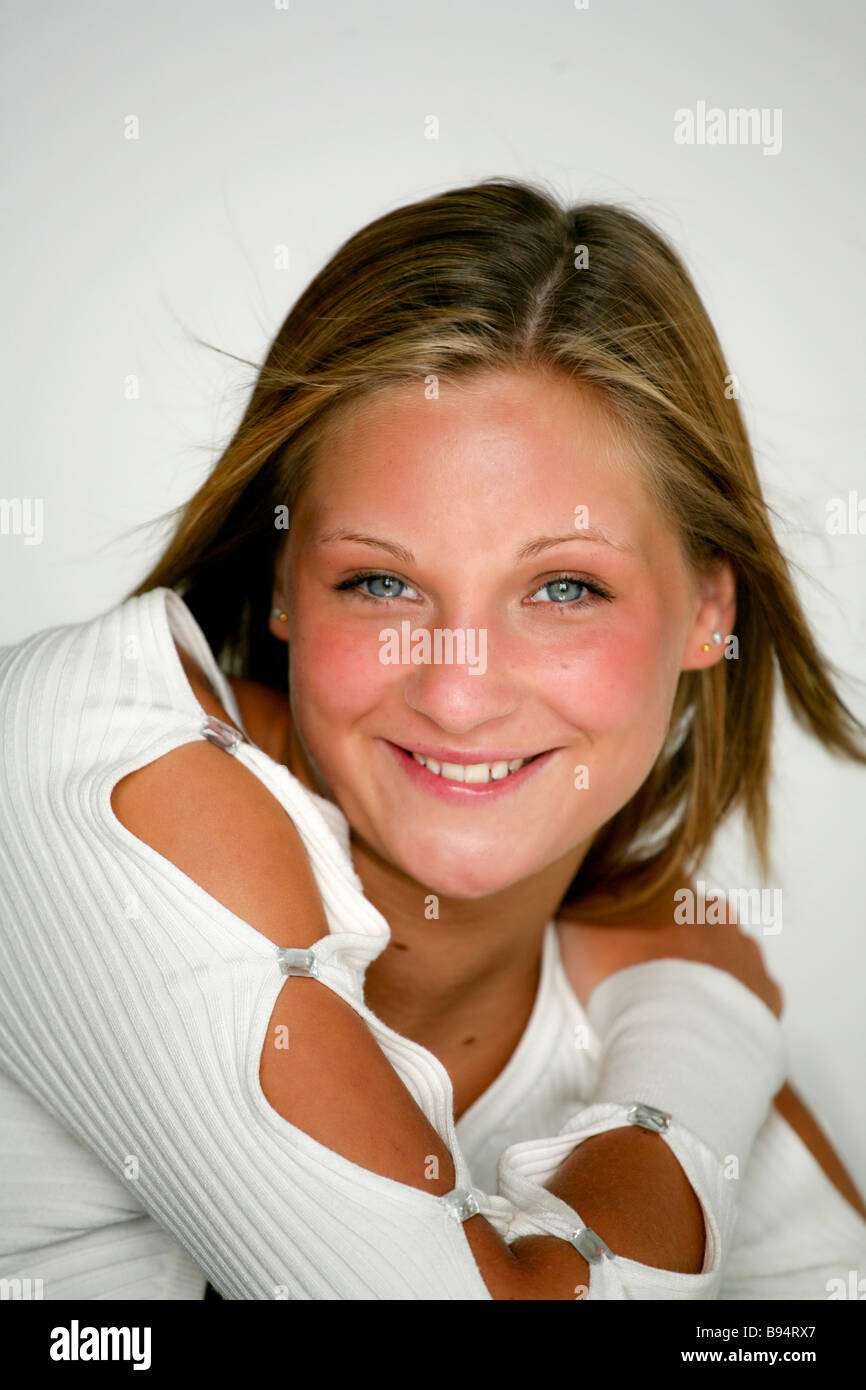 Ritratti naturali di un attraente, bionda, dagli occhi blu ragazza adolescente Foto Stock