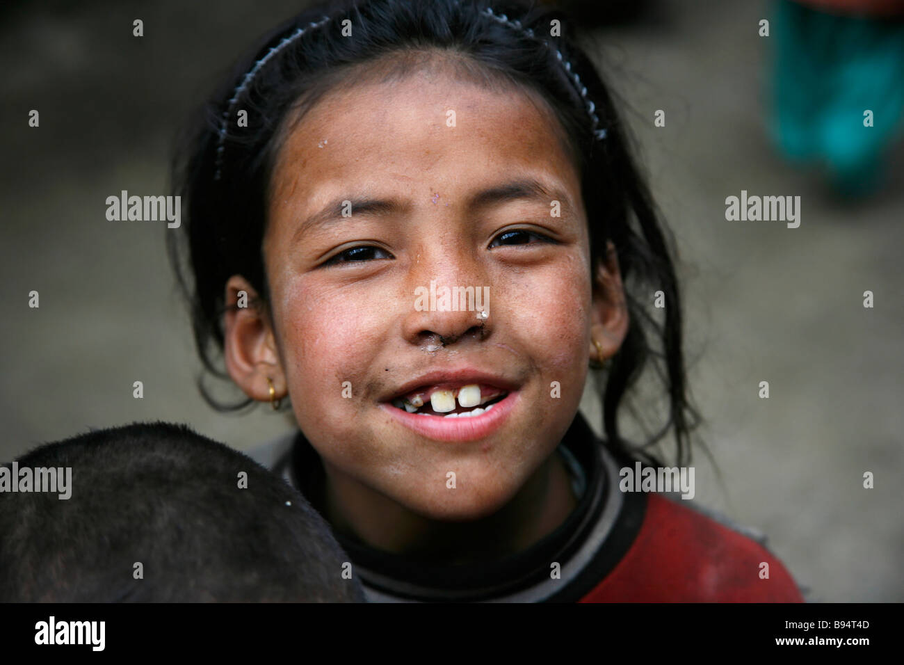 Annapurna Nepal 19 marzo 2008 Giovane ragazza nepalese teasing escursionisti per alcuni biscotti Foto Stock
