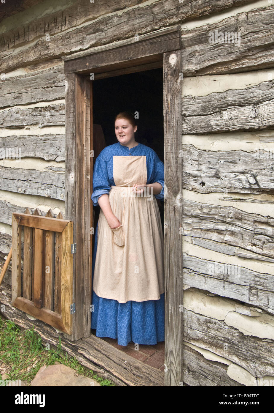 Texas Dallas Heritage Village museo vivente di storia agricoltore s moglie reenactor in piedi nella porta Foto Stock