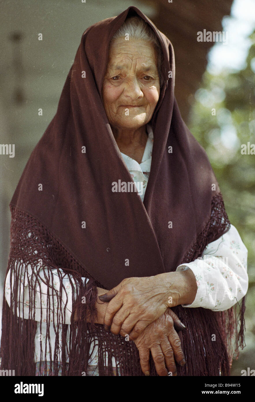 Un'anziana donna che indossa uno scialle Foto stock - Alamy