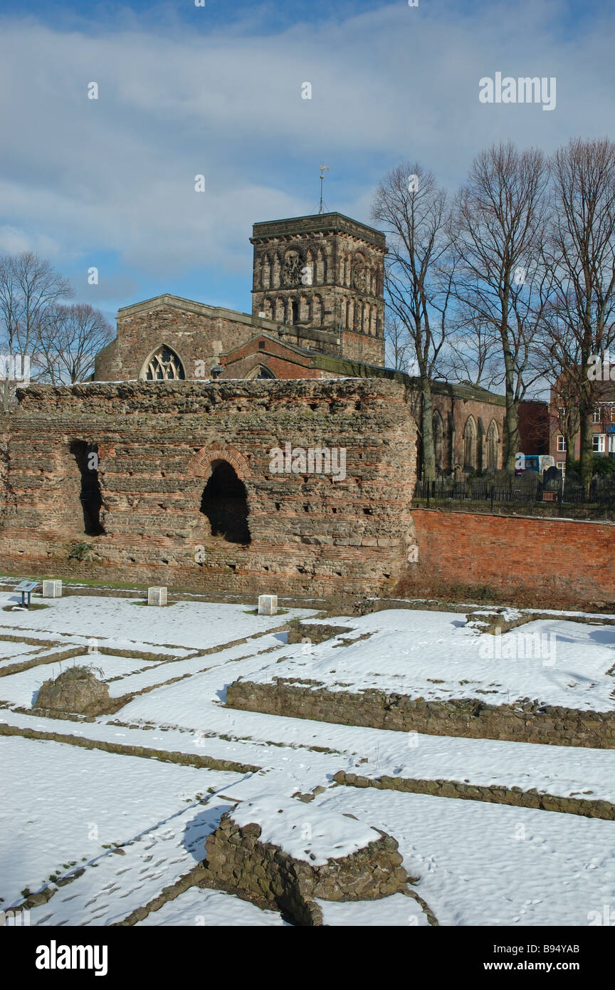Jewry Wall, la chiesa di San Nicola e le rovine dei bagni romani, Leicester, East Midlands, England, Regno Unito Foto Stock