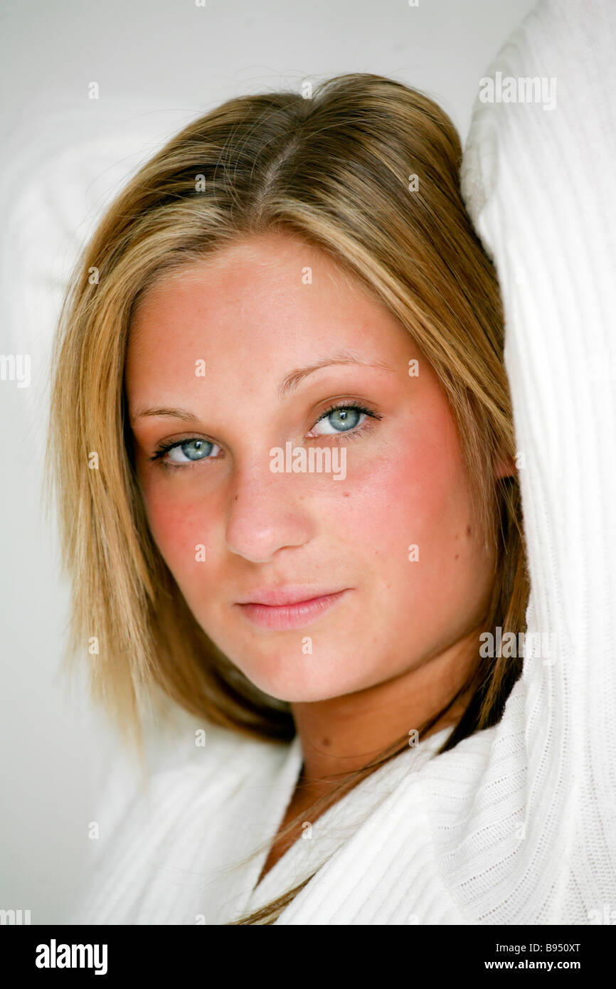 Ritratti naturali di un attraente, bionda, dagli occhi blu ragazza adolescente Foto Stock