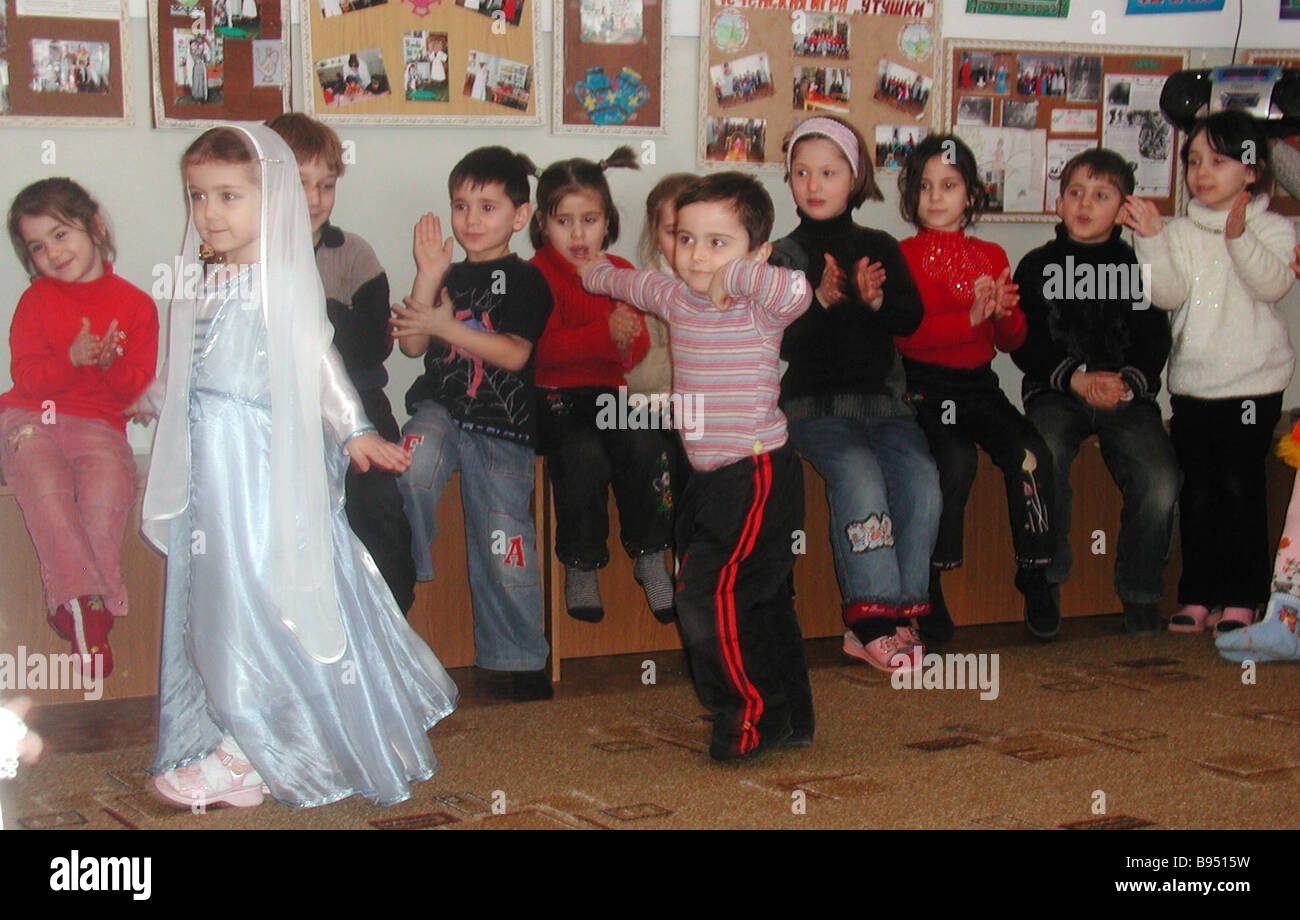 I bambini del centro diurno 54 di Grozny visto come esemplare nella Repubblica cecena Foto Stock