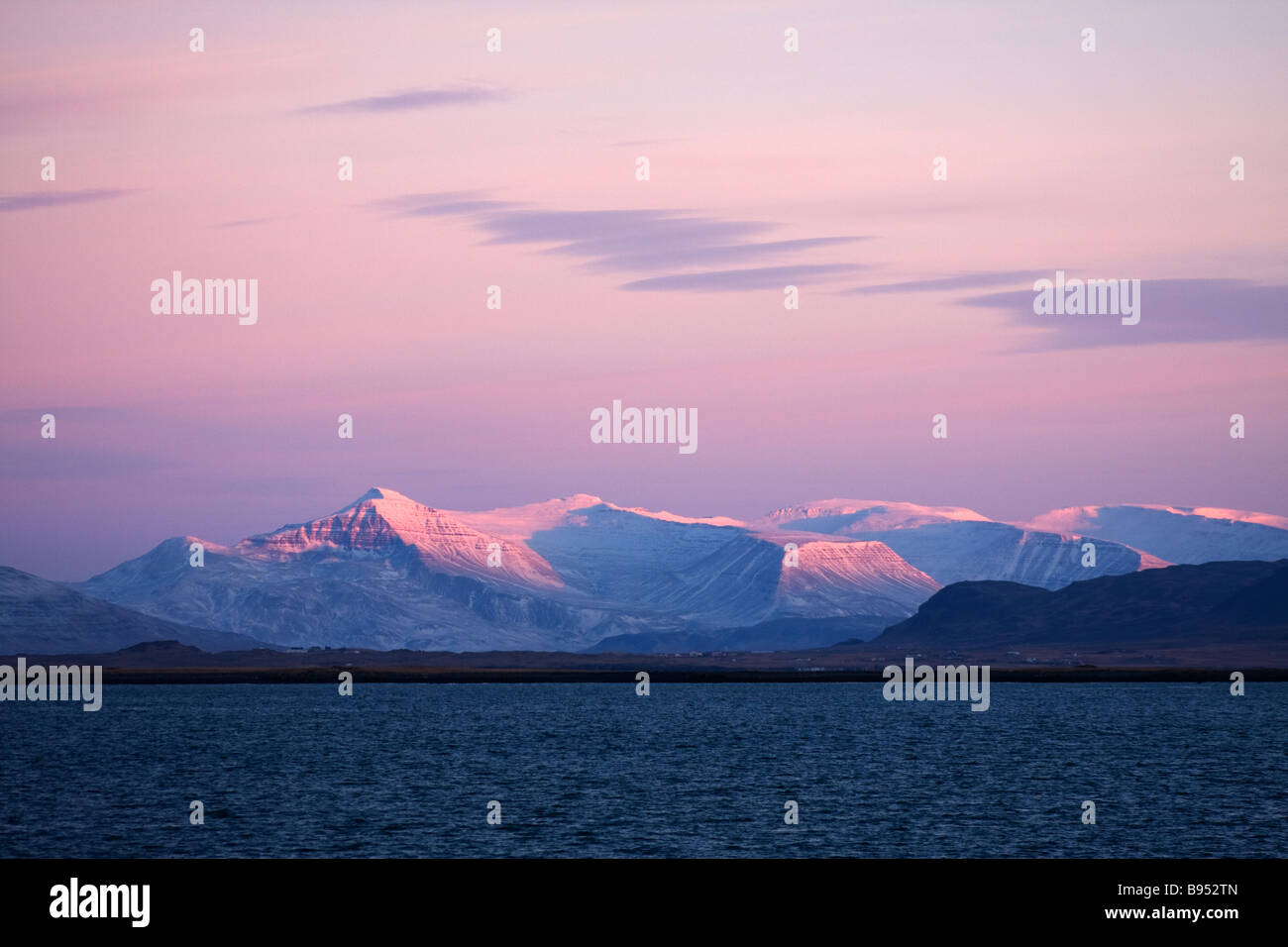 Mattina pastello cieli sopra islandese montagne vista dal porto di Reykjavik in Islanda Foto Stock