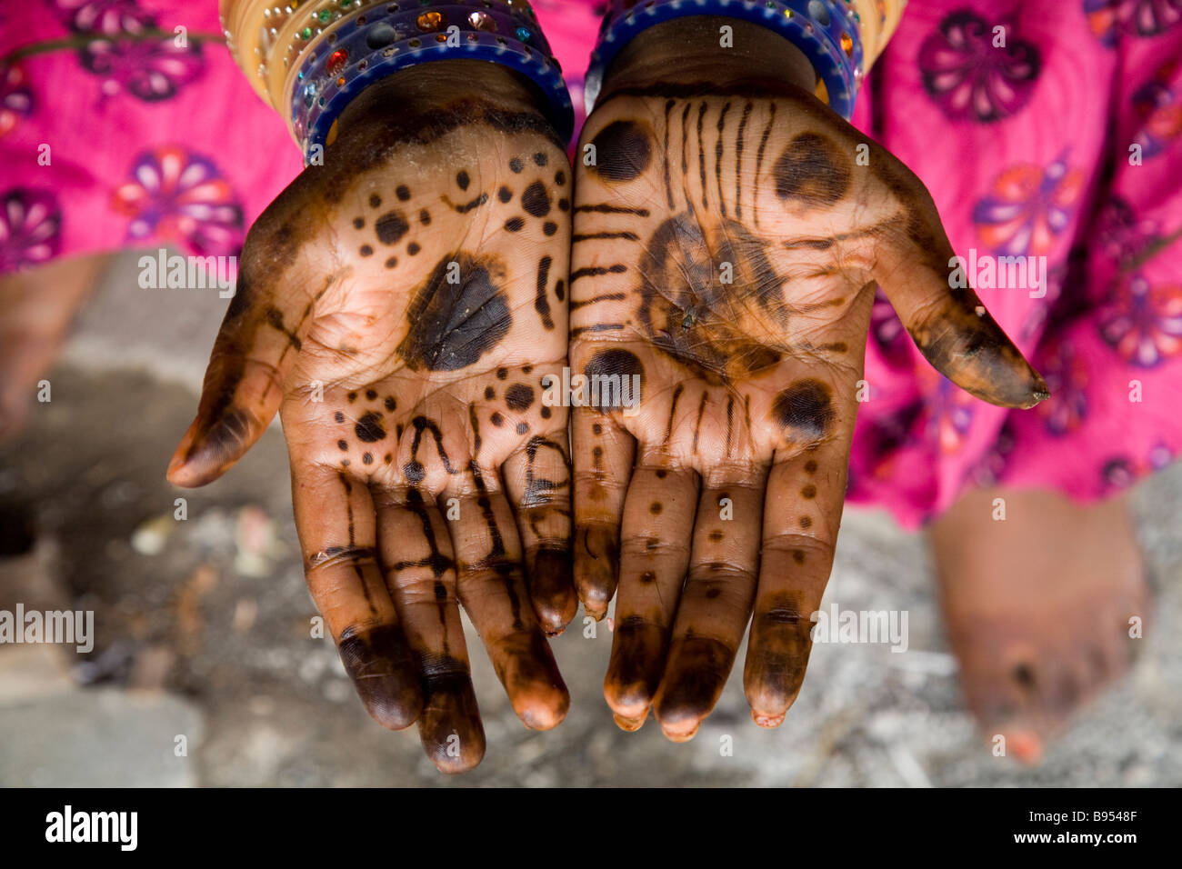 Donna di mani decorate con motivi henna. Surat, Gujarat. India. Foto Stock