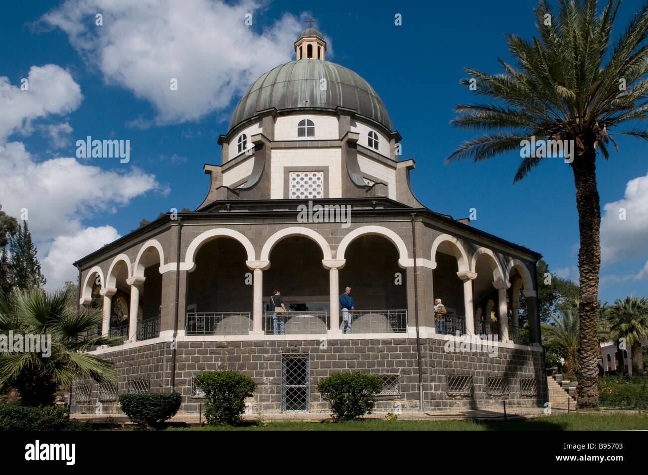 Esterno della chiesa cattolica romana delle beatitudini situato sul Monte delle Beatitudini presso il mare di Galilea vicino a Tabgha e Cafarnao in Israele. Foto Stock