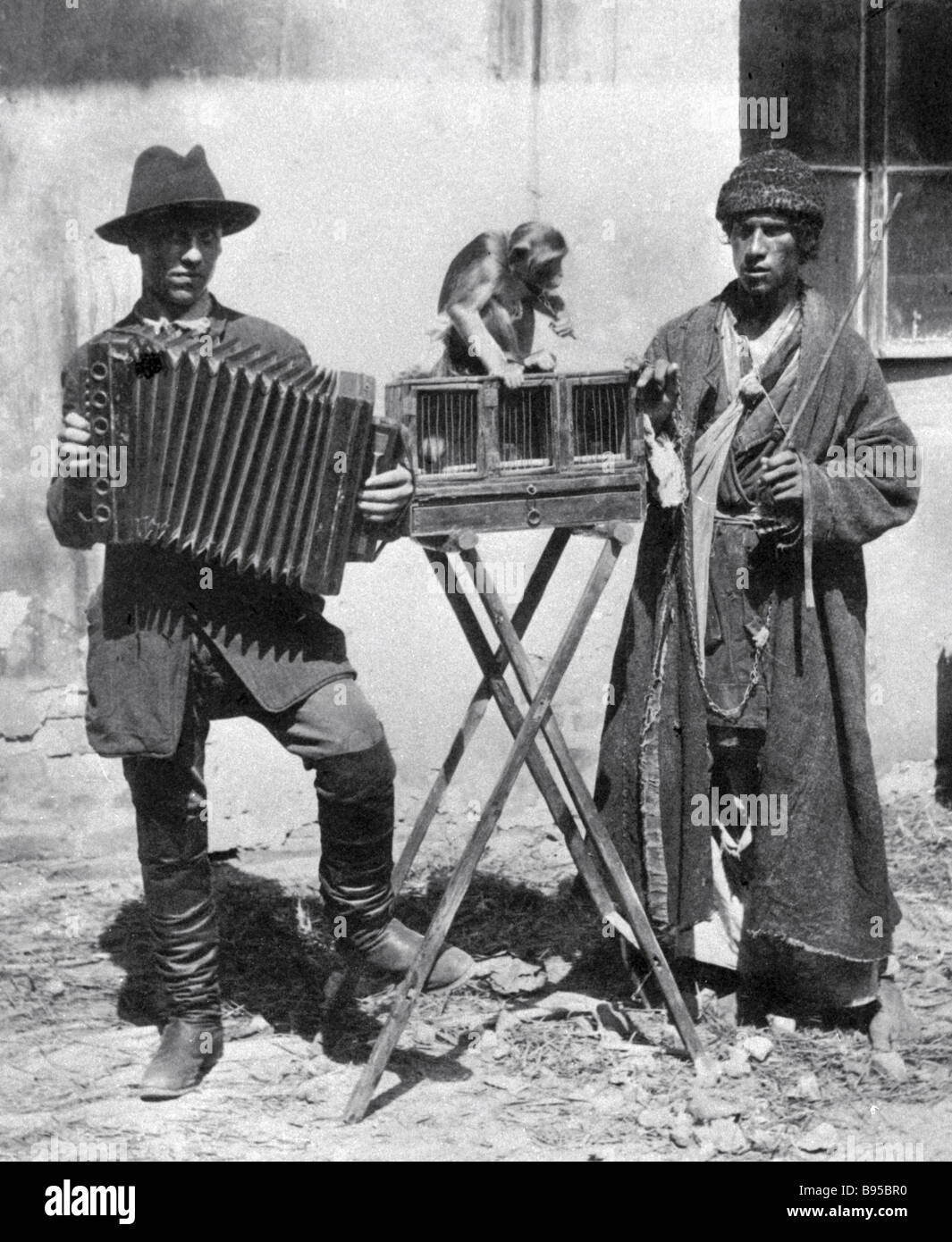 Musicisti di strada con una scatola musicale e fisarmonica e una scimmia  una foto artistiche del tardo XIX secolo Foto stock - Alamy