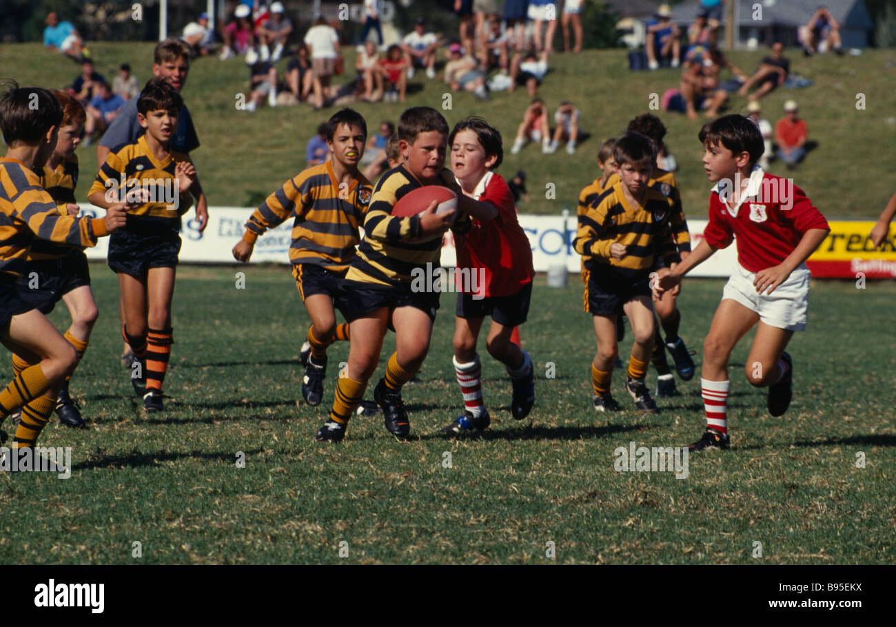 SPORT giochi con la palla Rugby i ragazzi a giocare il gioco del rugby.  Australia. Warringham Rugby park Foto stock - Alamy
