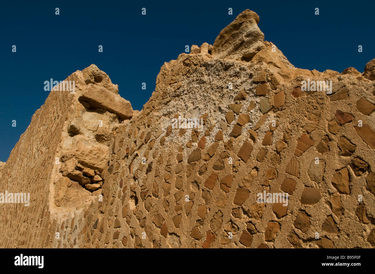 Rovine dell antica chiesa bizantina a Masada sito archeologico sul bordo orientale del Judaean o deserto della Giudea in Israele Foto Stock