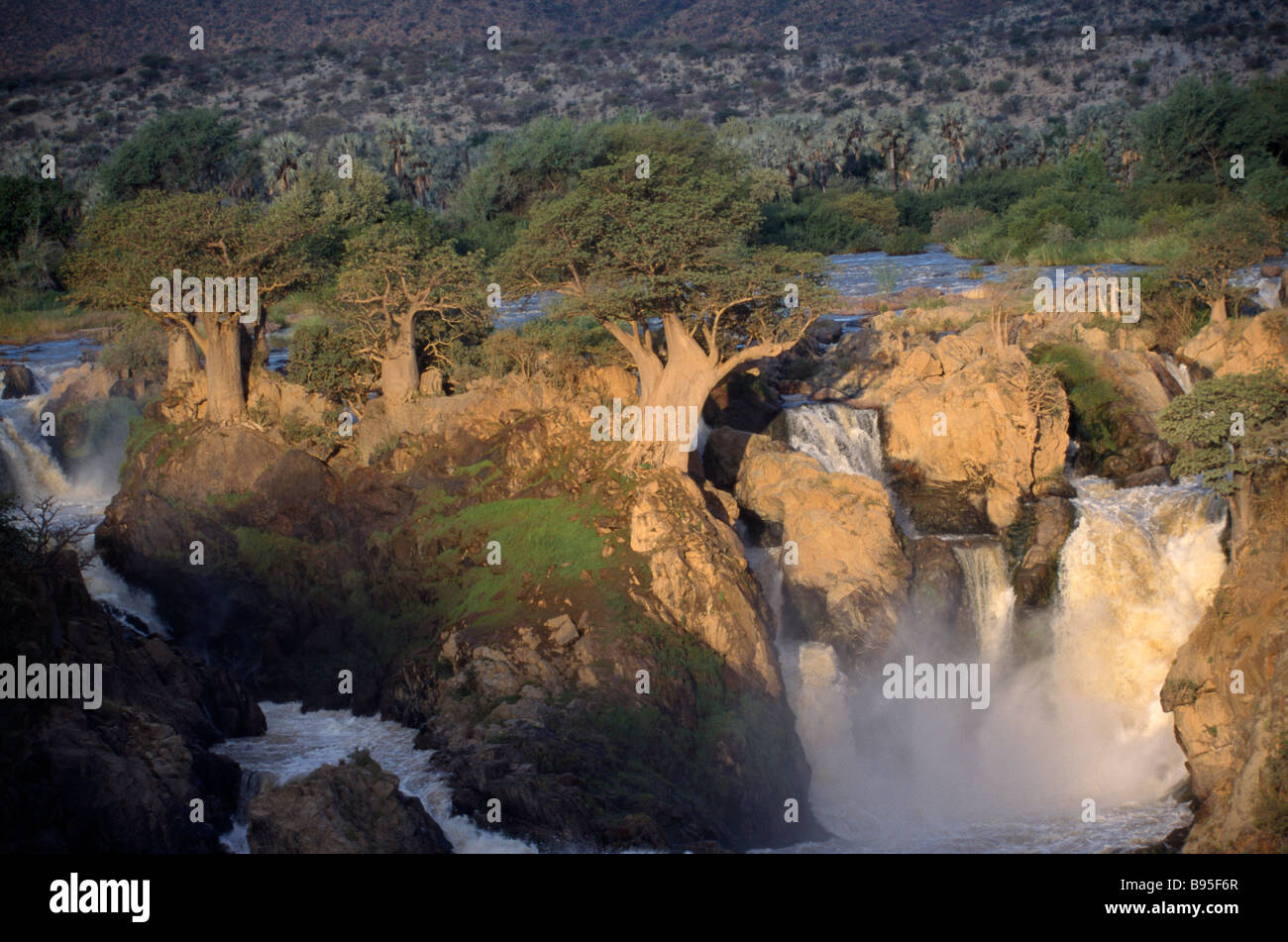 La Namibia Sud Africa fiume Kunene Epupa Falls cascate situate a nord del confine con l'Angola Foto Stock
