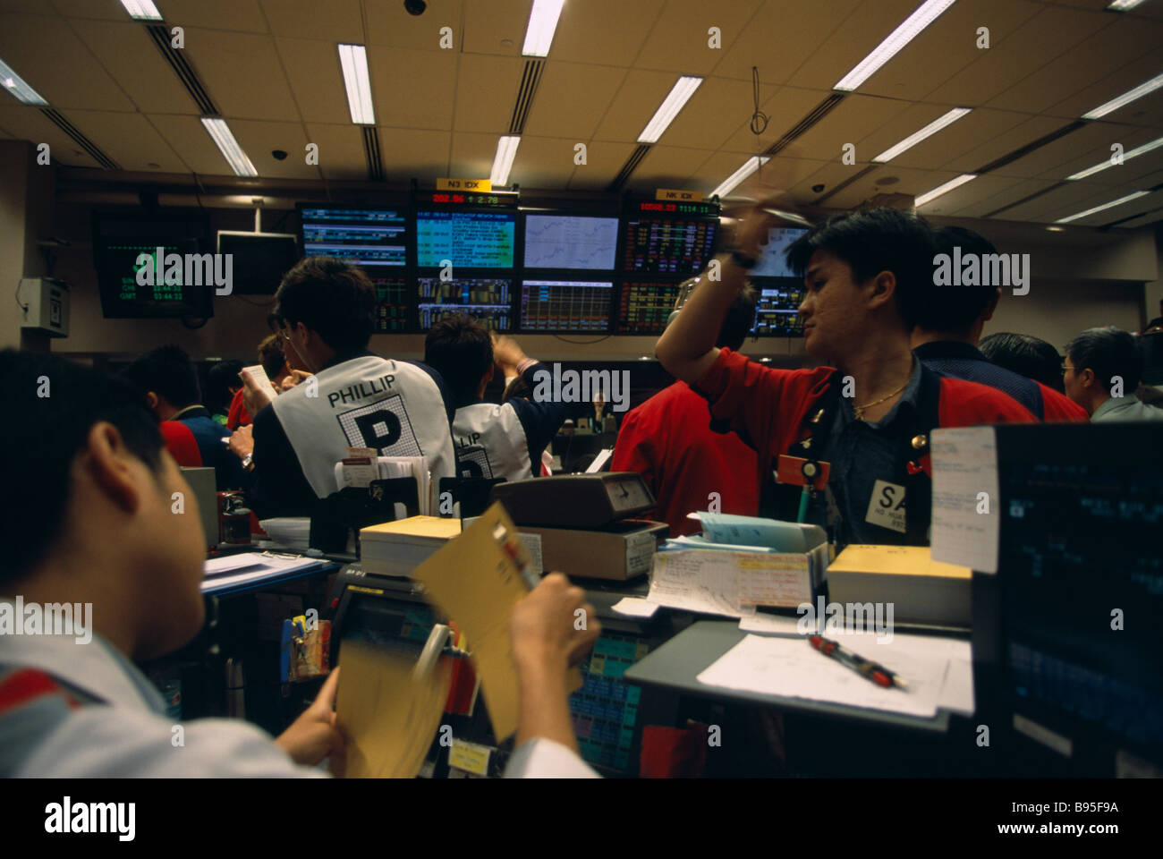 SINGAPORE Distretto Finanziario Raffles Place derivati trading floor della  Borsa di Singapore. SGX Foto stock - Alamy