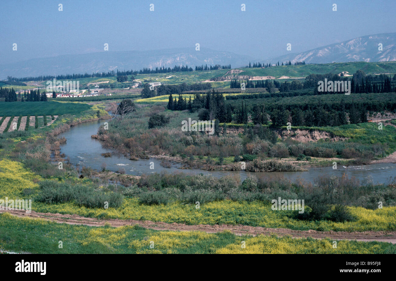 Israele panorama sul fiume Giordano e il circostante paesaggio fertile Foto Stock