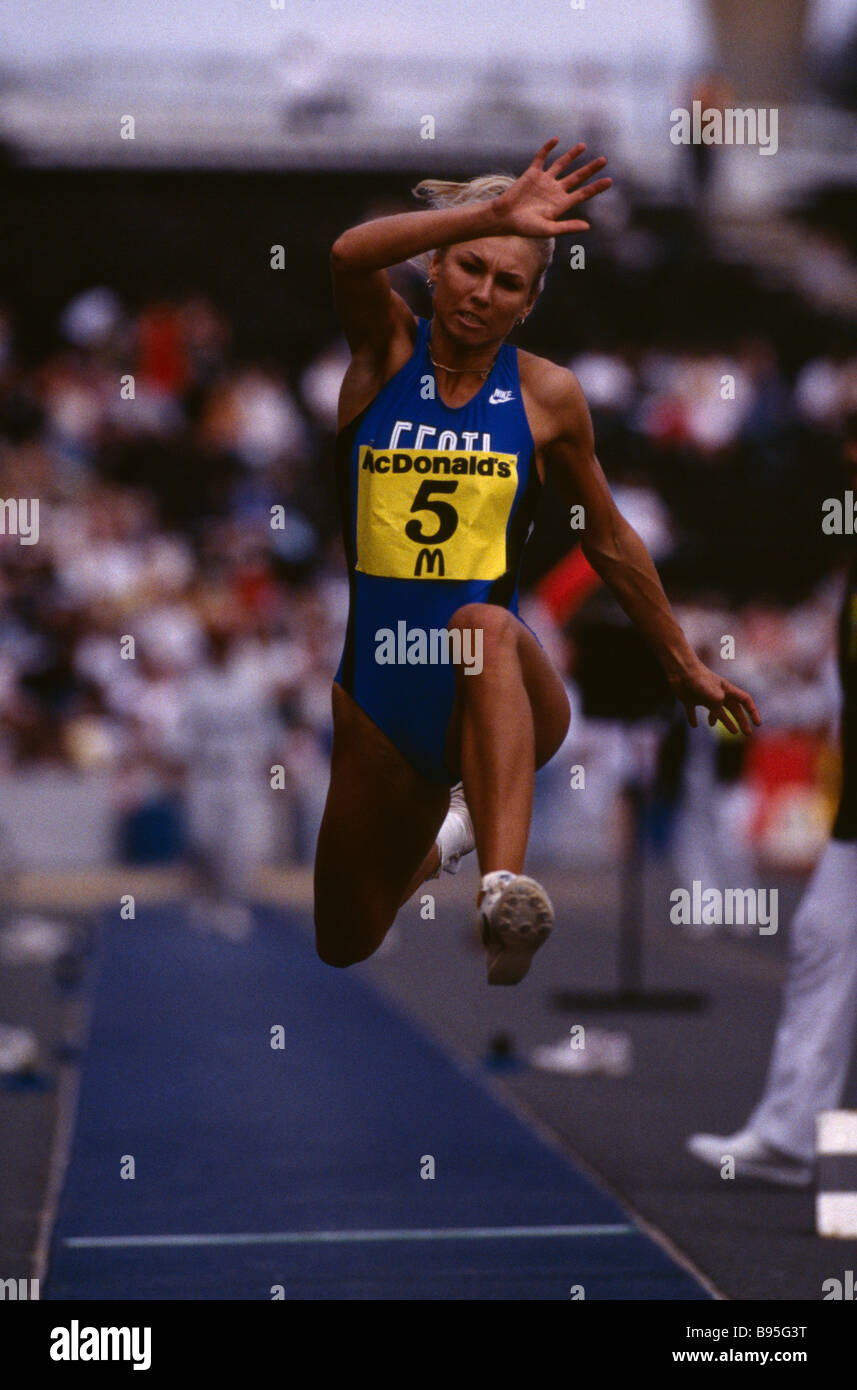 Inghilterra Londra Crystal Palace Sport pista atletica e campo Salto triplo femminile donne ponticello a metà in aria Foto Stock