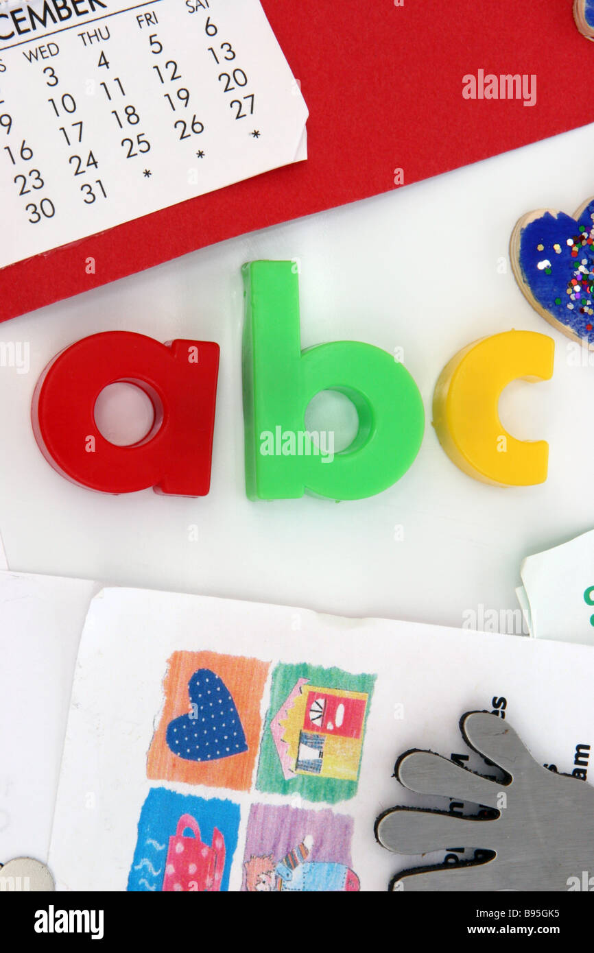Magnetico colorato ABC lettere su una bianca porta di frigorifero Foto Stock
