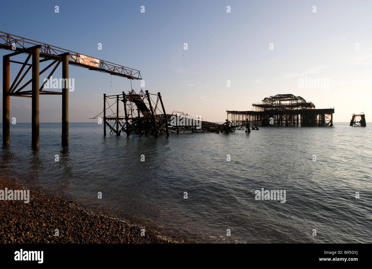 Inghilterra East Sussex Brighton rimane del Molo Ovest dopo l incendio ha distrutto la struttura. Foto Stock