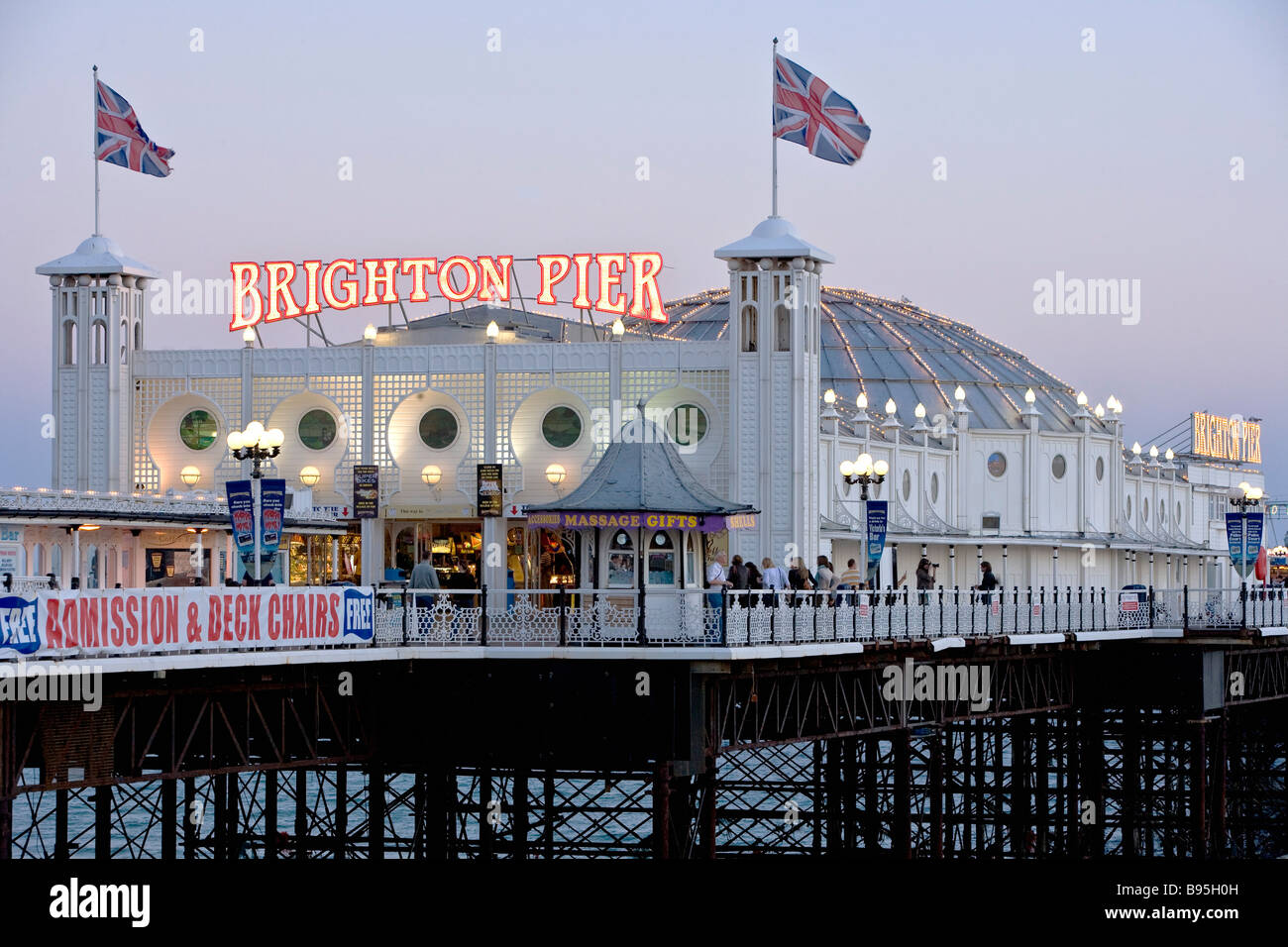 Inghilterra East Sussex Brighton Close-up di Brighton Pier al tramonto che mostra le insegne luminose Foto Stock