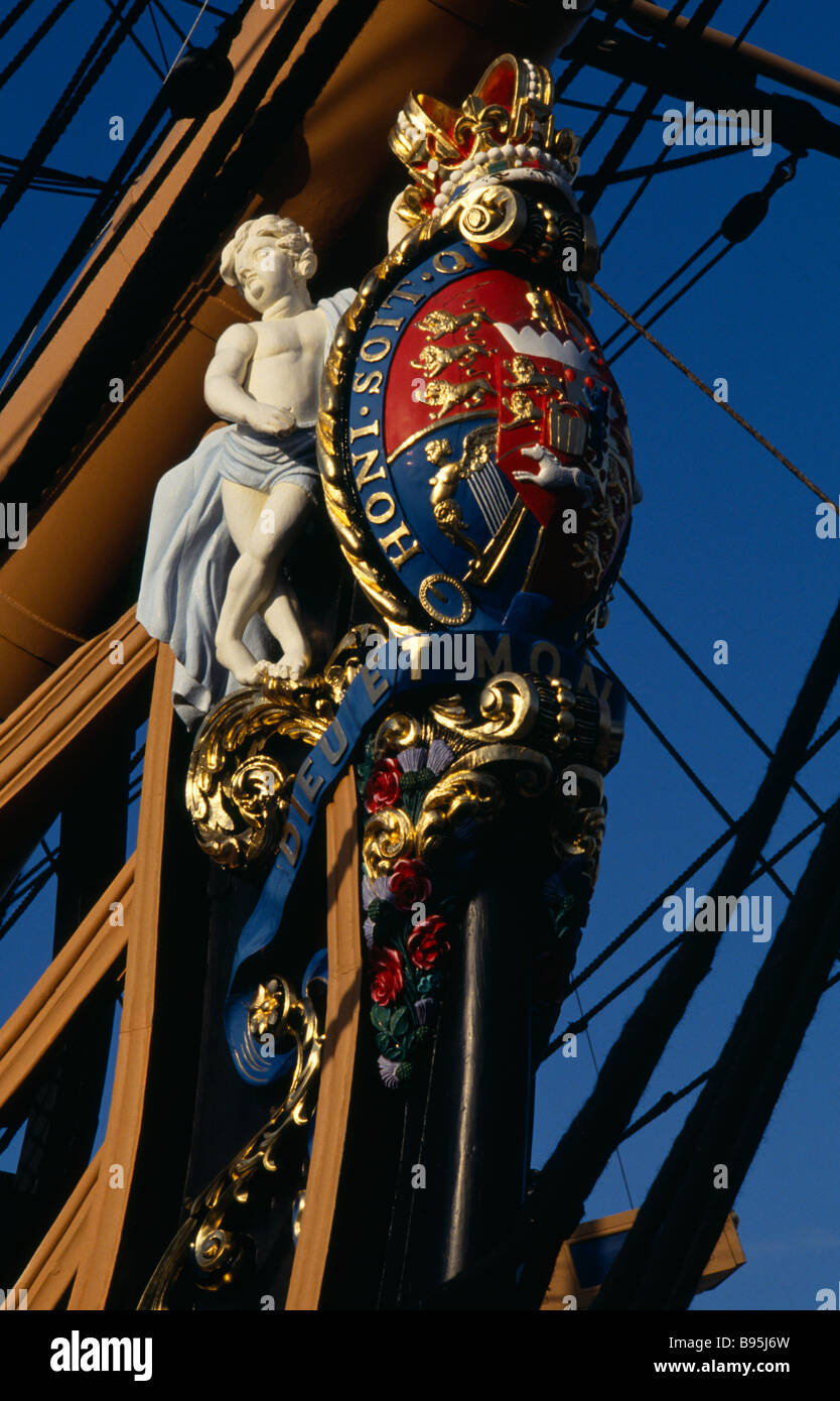 Inghilterra Hampshire storico di Portsmouth Naval Dockyard HMS Victory Polena e Royal Crest sulla prua di una nave da guerra Foto Stock