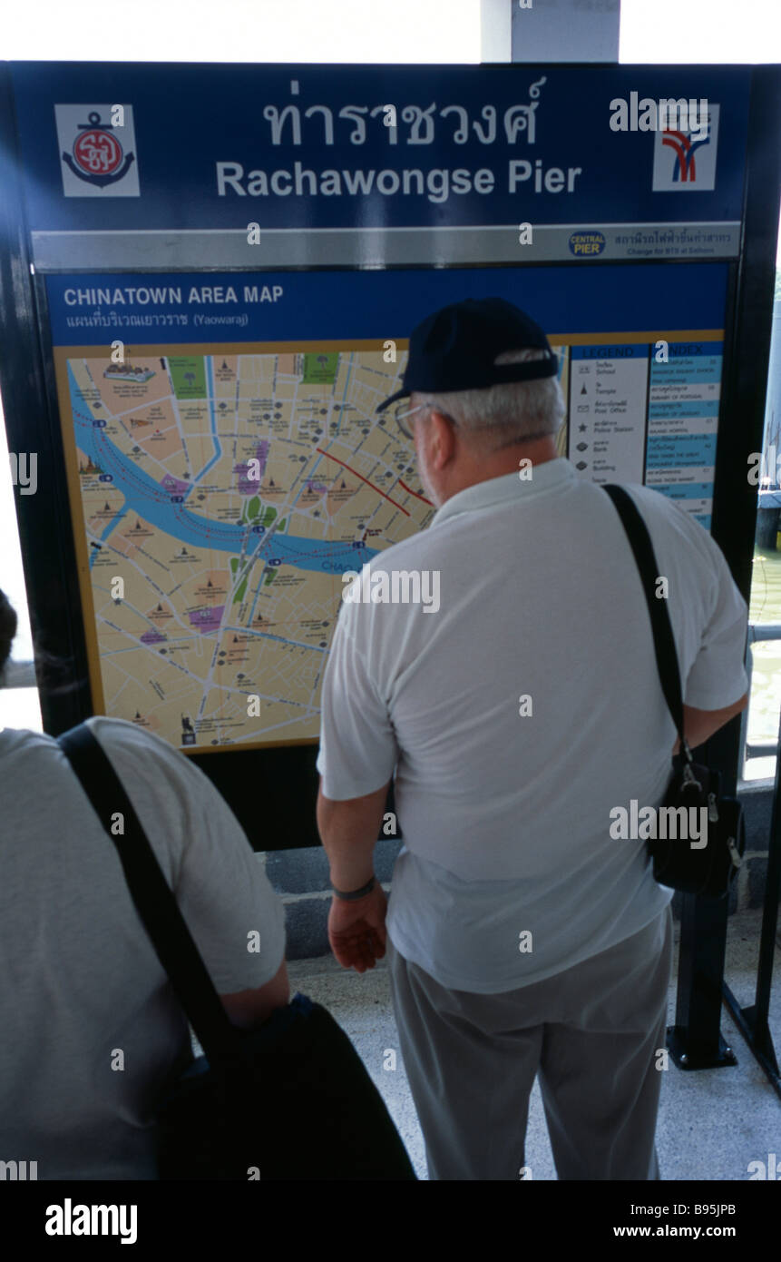Il sud della Thailandia Bangkok Rachawongse molo sul Fiume Chao Phraya. Turismo a maschio da barca guardando la mappa stradale di vicino a Chinatown. Foto Stock
