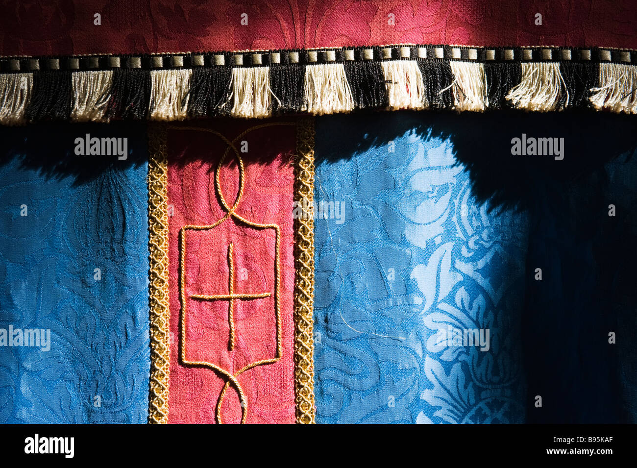 In prossimità del tessuto, materiale, cucitura e texture su un panno altare nella chiesa di Santa Maria, Amersham, Buckinghamshire, UK Foto Stock