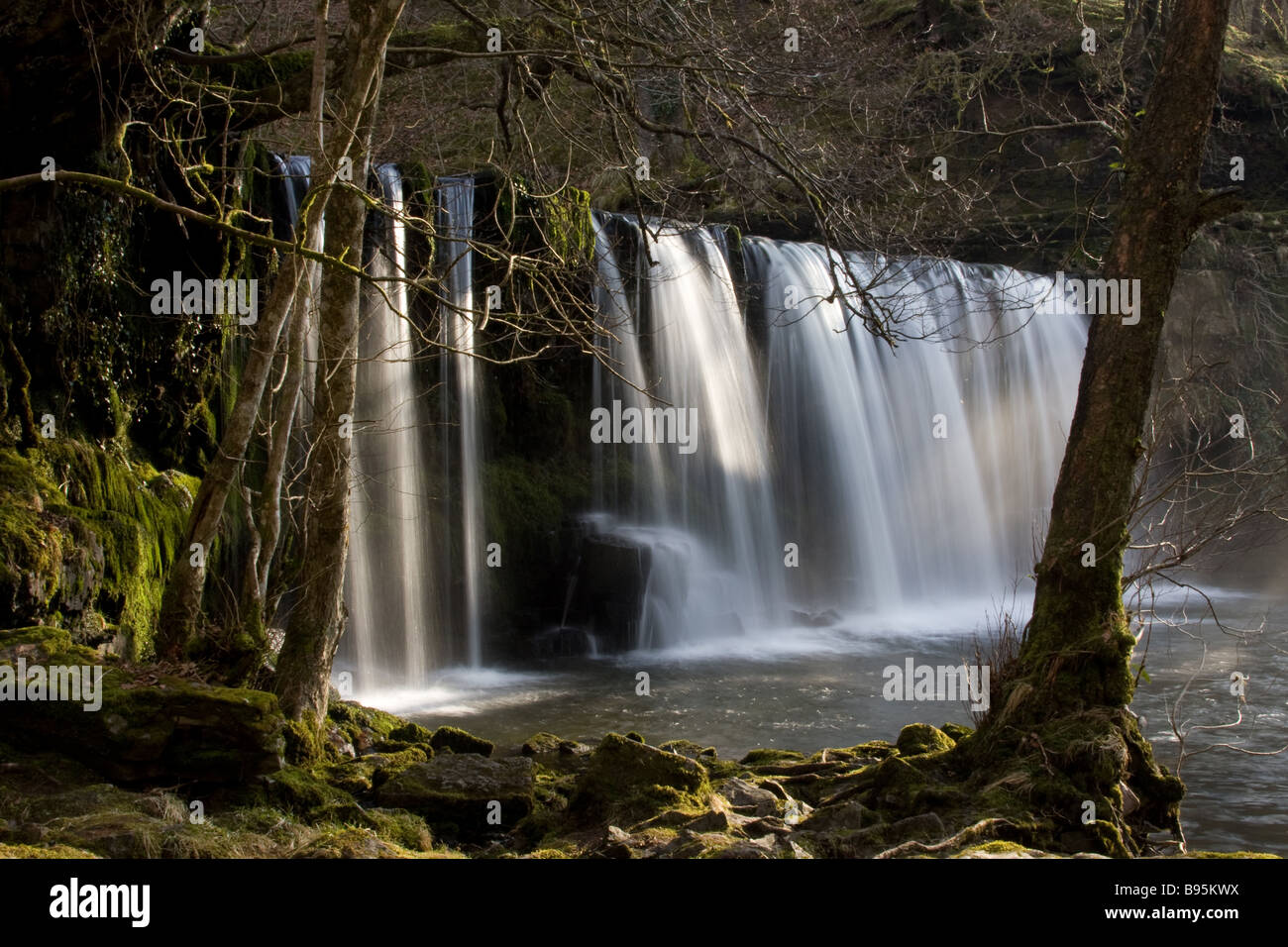 Luce che cade su una cascata nel Neath Valley Foto Stock