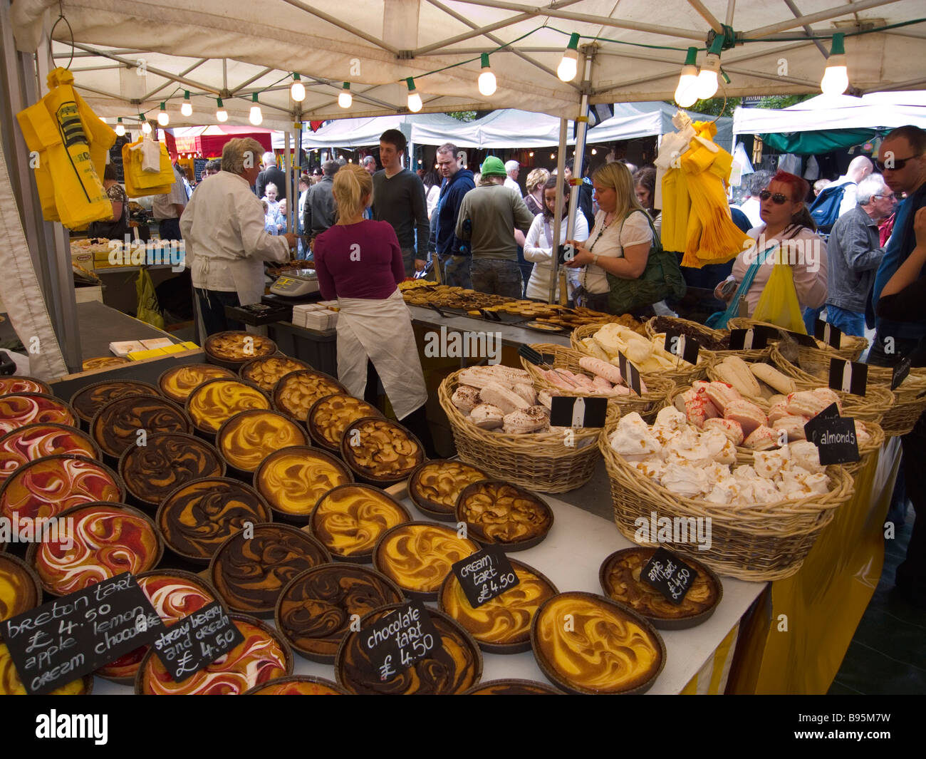 In Irlanda del Nord, Belfast City Hallo, International Food Market Bretagna francese Torta di pane e di stallo. Foto Stock